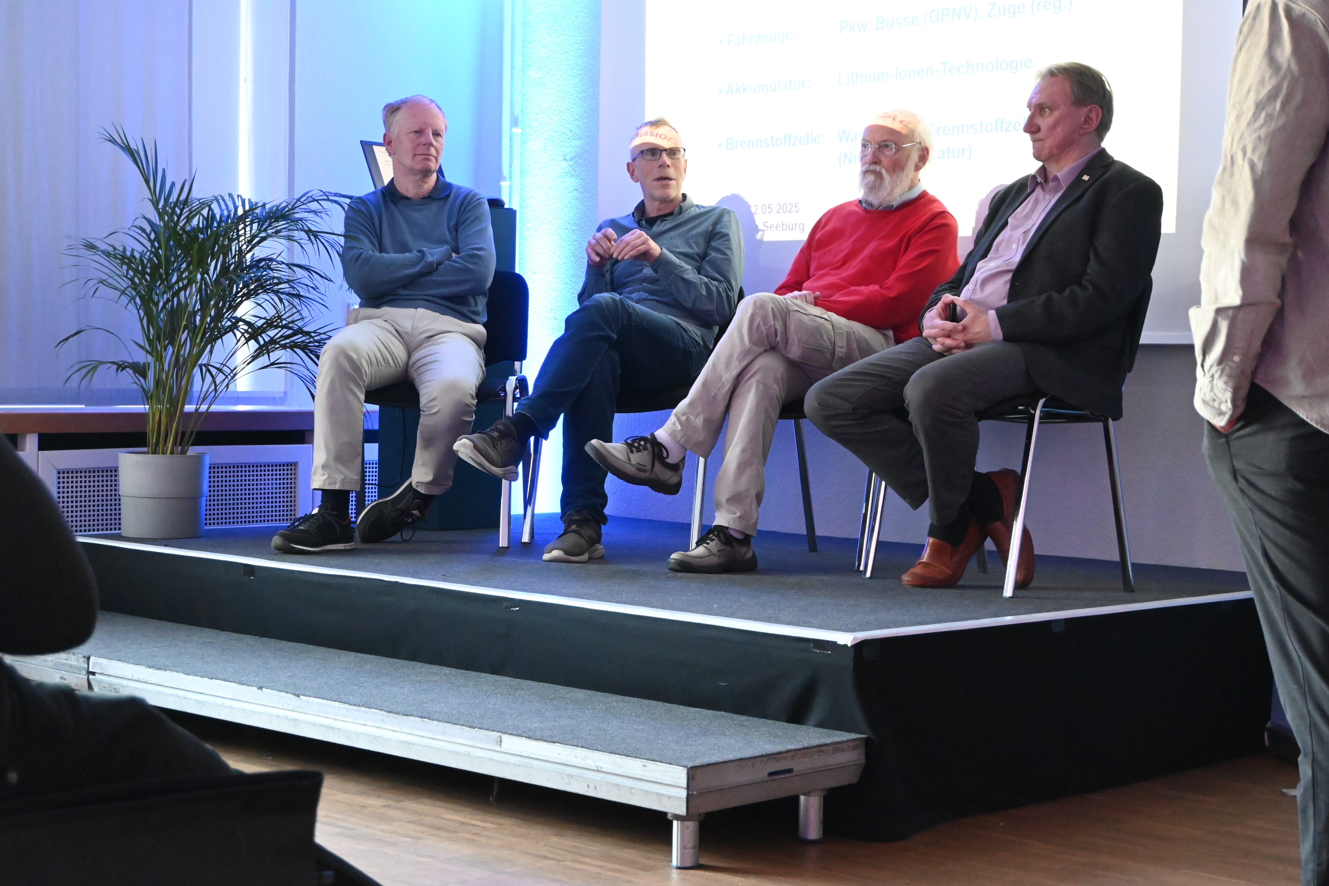 Podium mit vier Wissenschaftlern