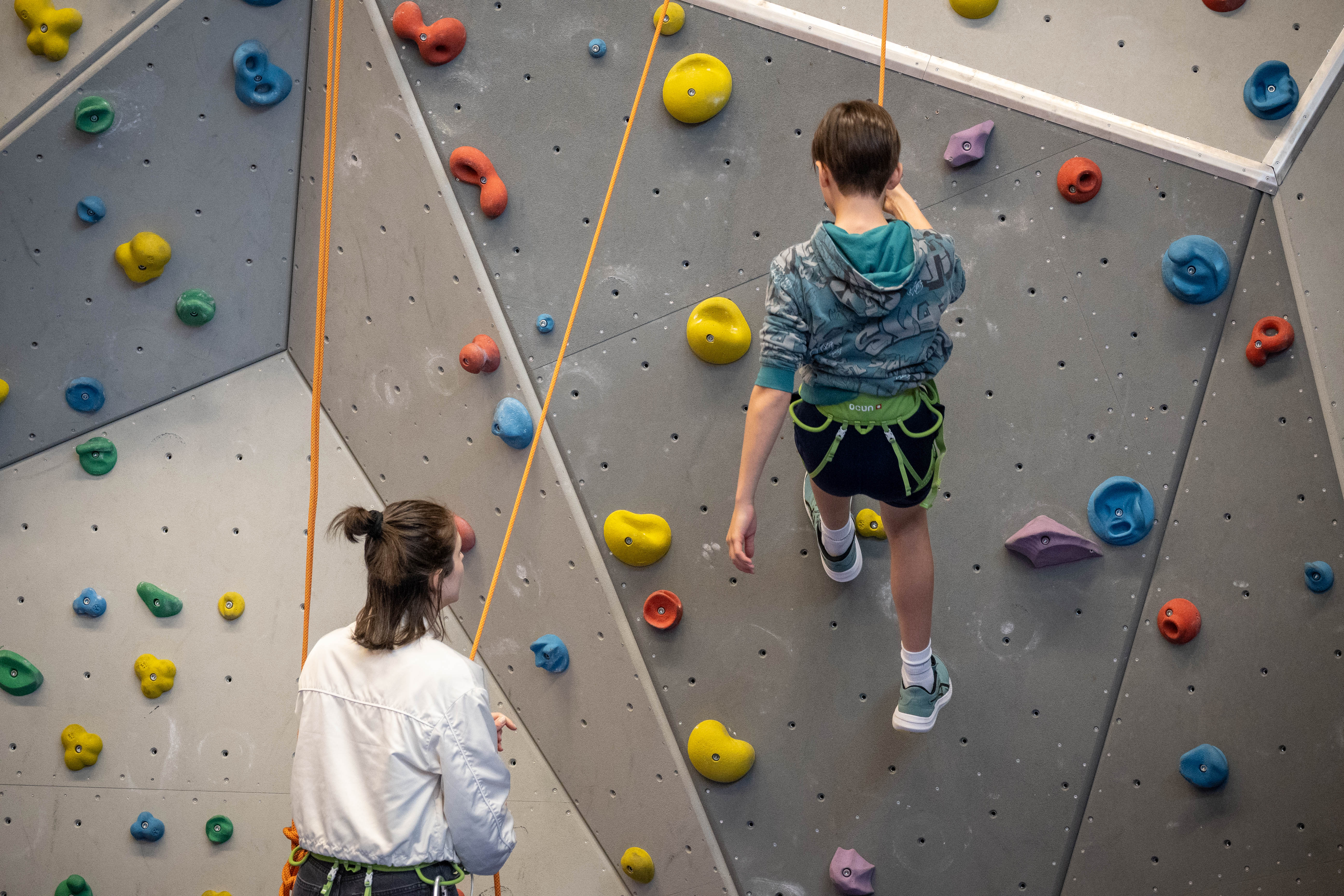 Junge an der Kletterwand