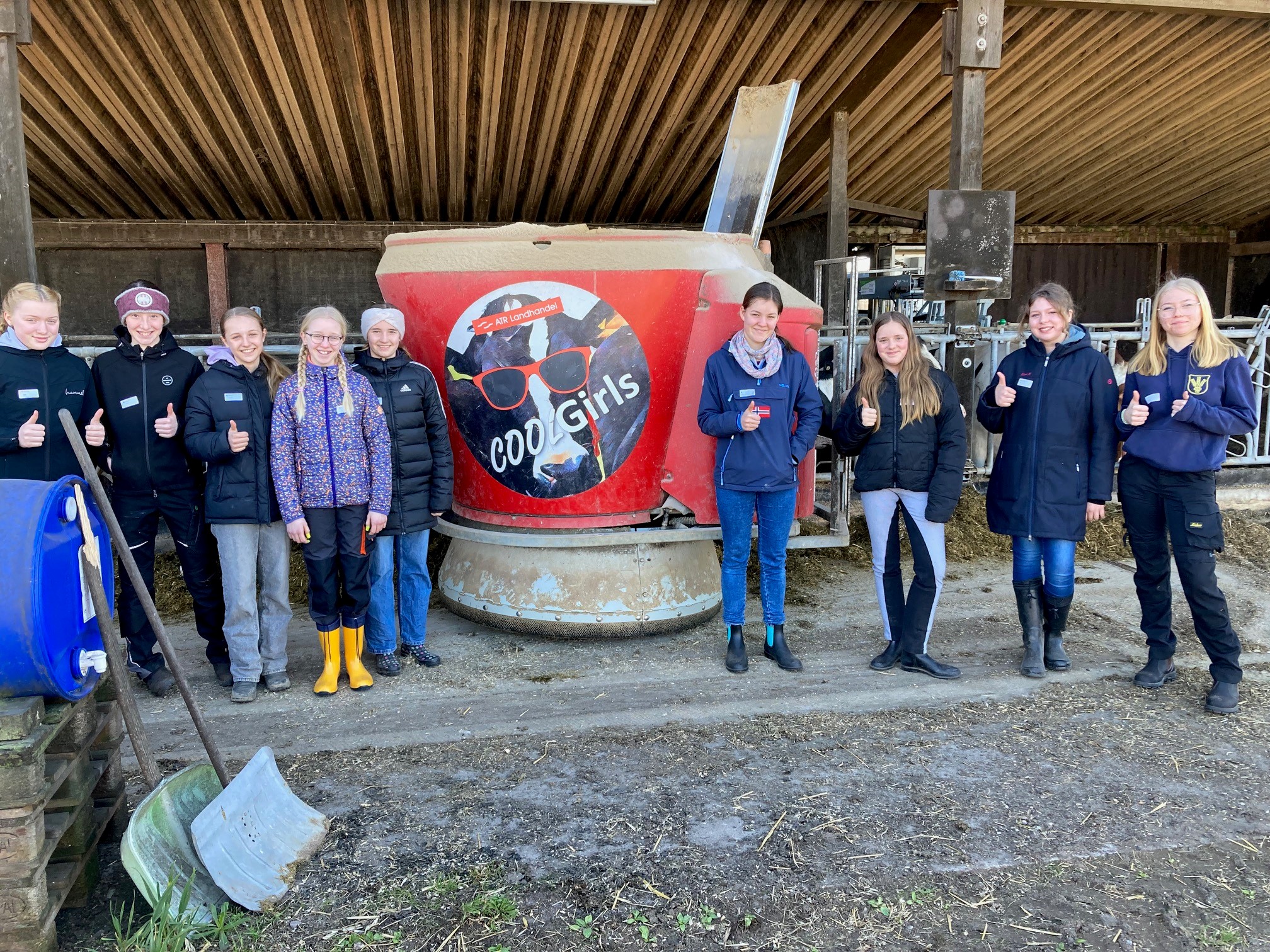 Schüler*innen in einem Kuhstall