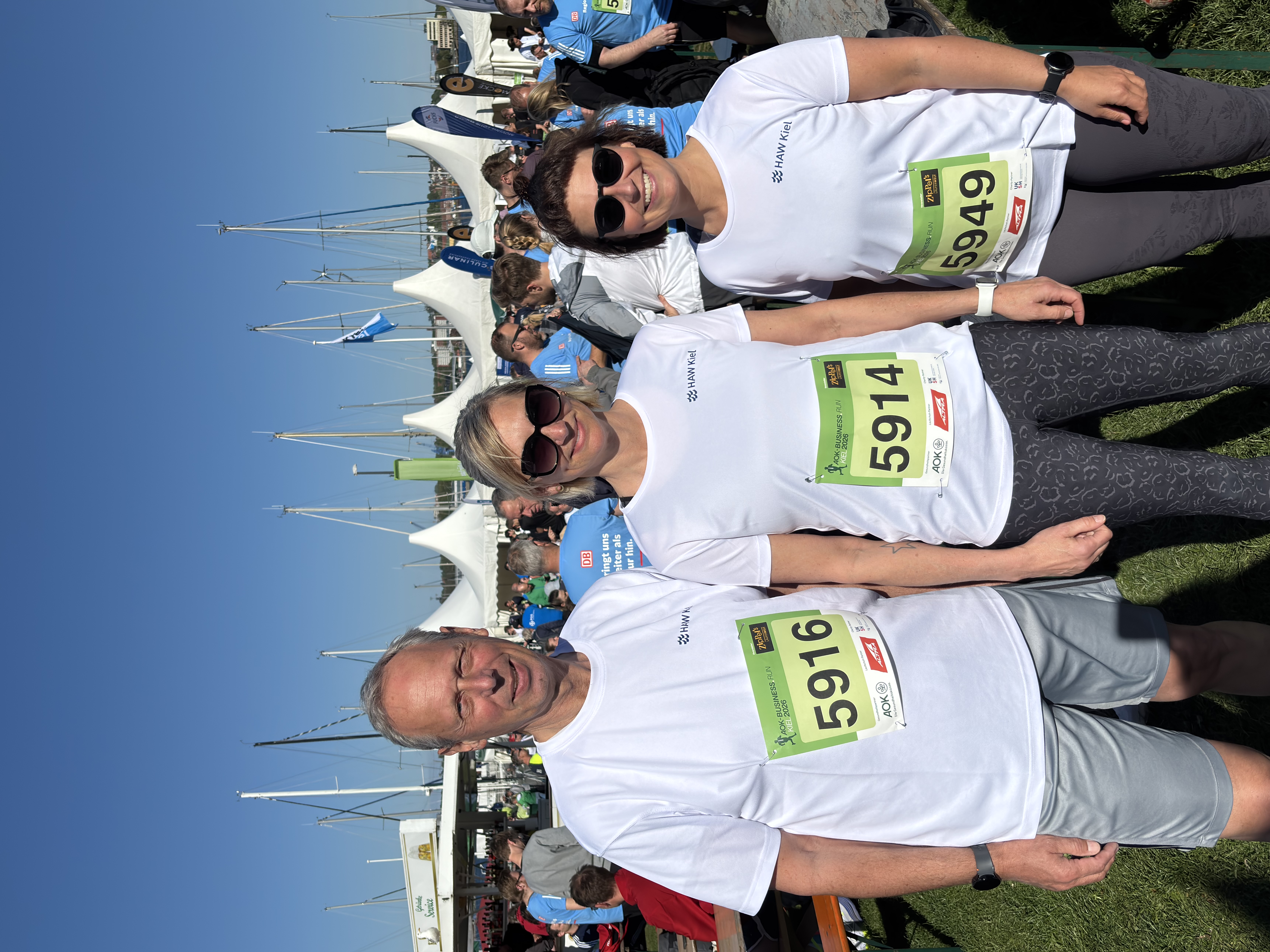 ein Mann und zwei Frauen beim Business.Run 2026 an der Kiellinie