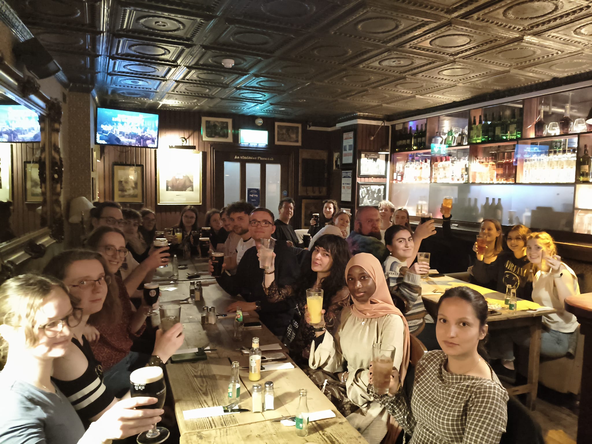 Abendlicher Pub-Besuch
