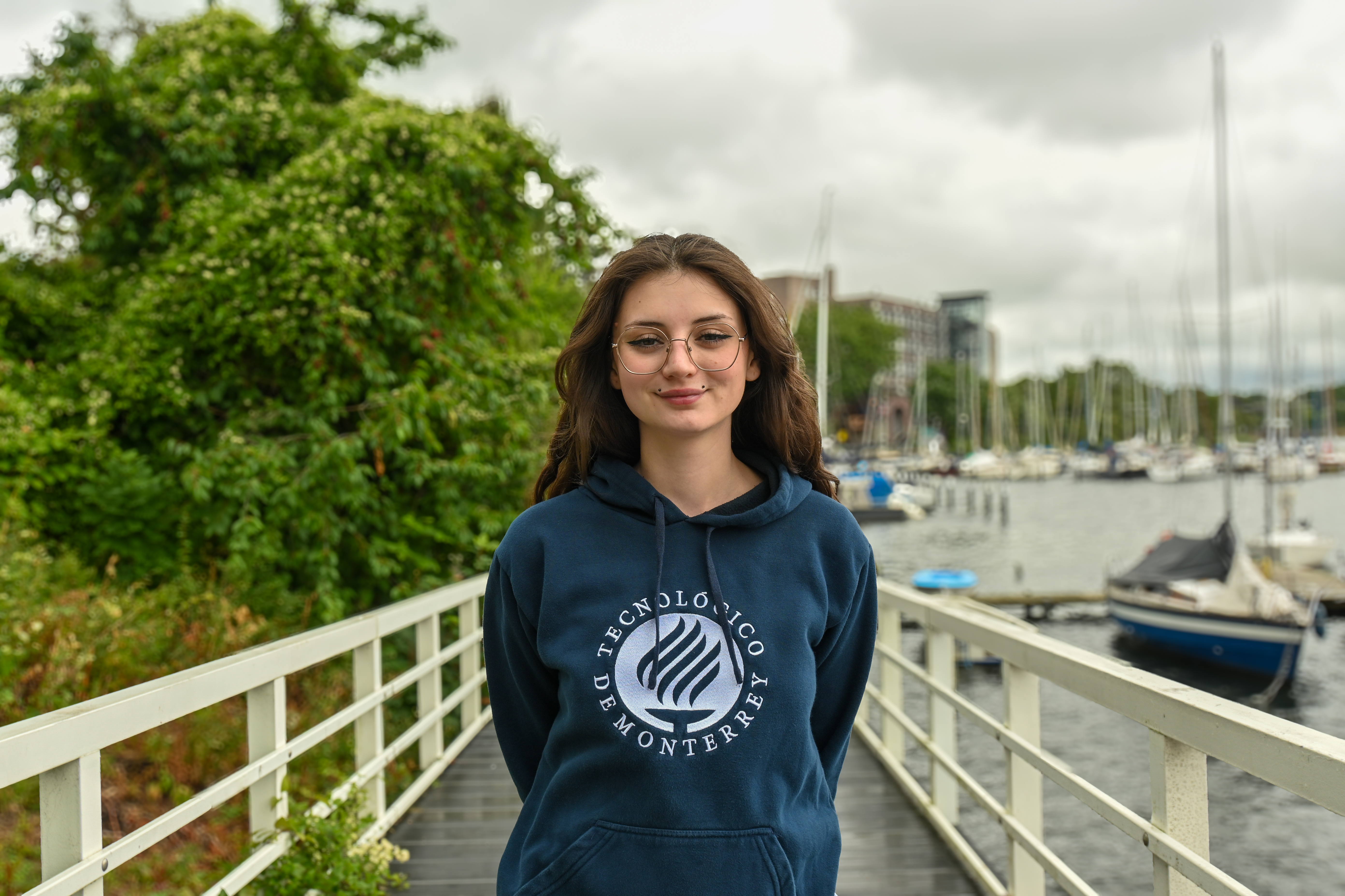 Melina Bouman steht auf einem Steg und lächelt in die Kamera.