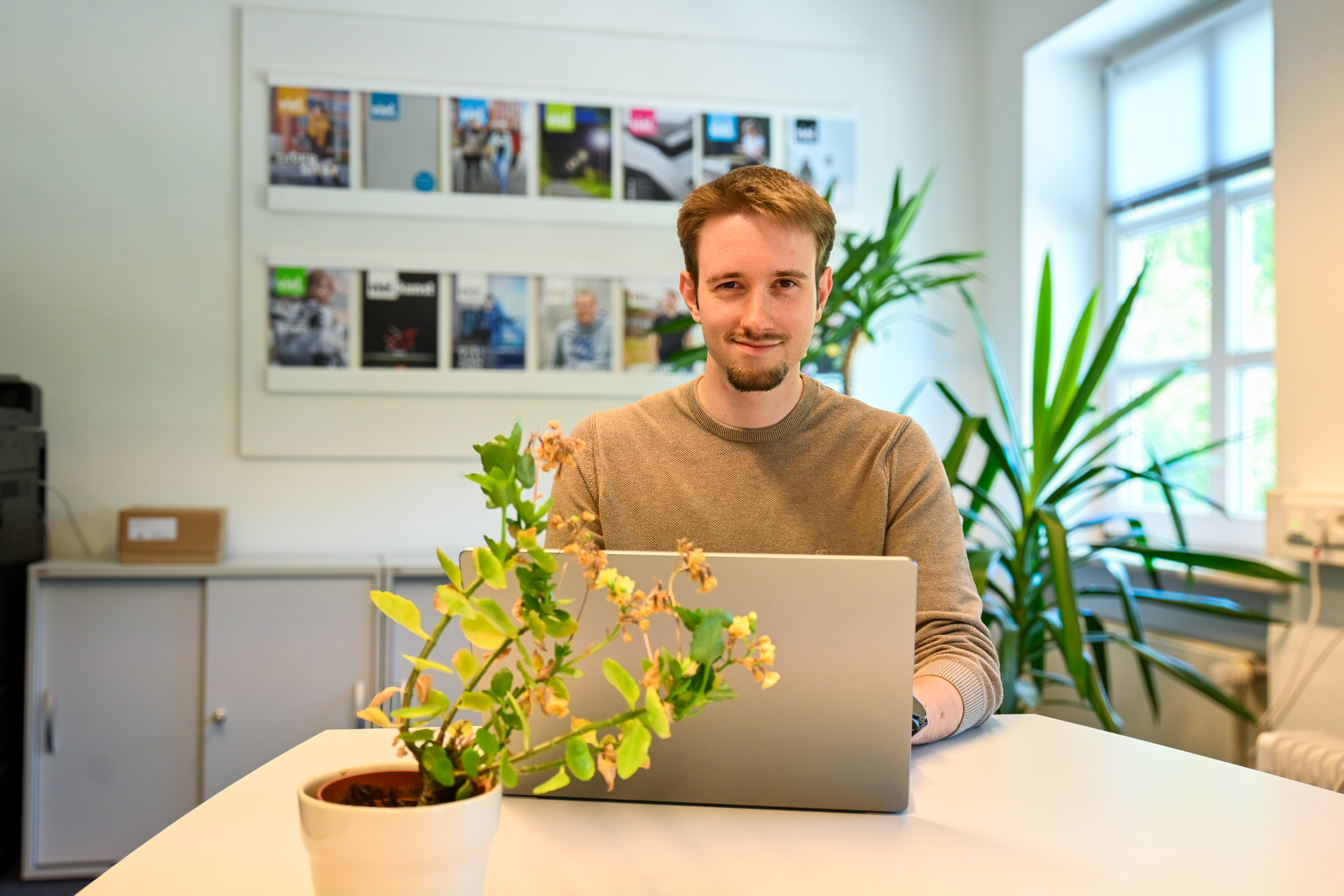 Luke Hansen blickt freundlich in die Kamera.