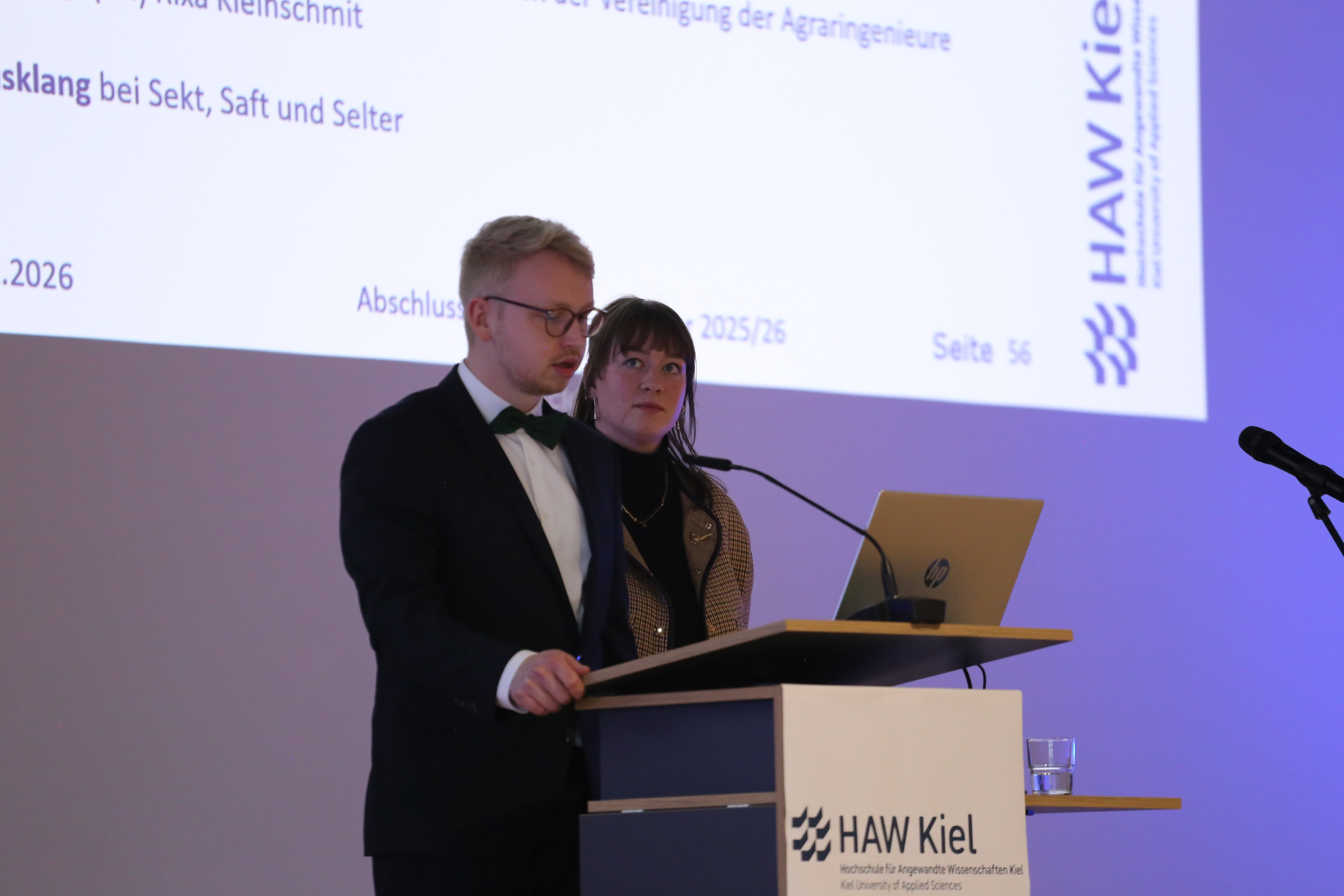 Zwei Menschen an einem Pult