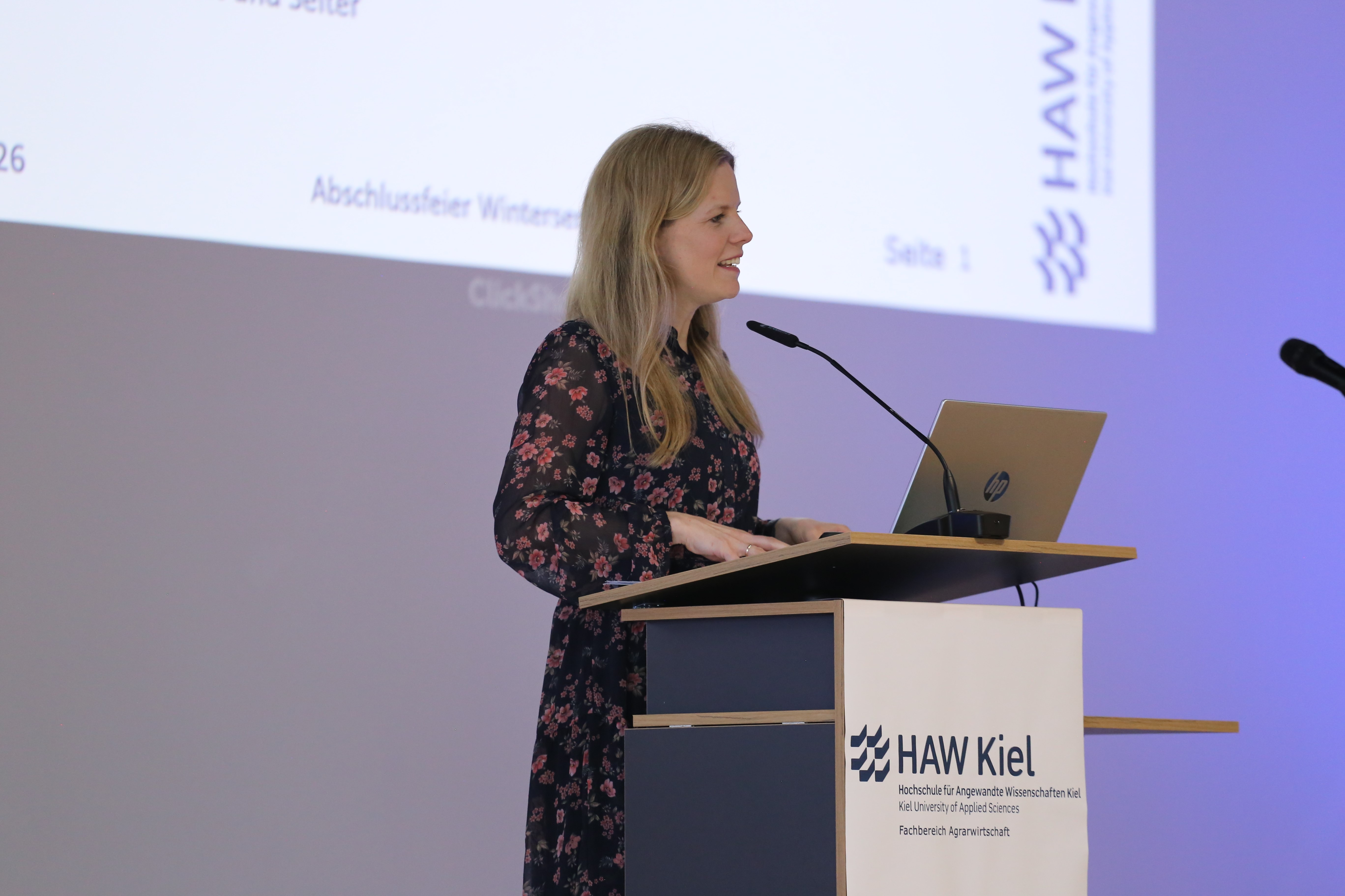 Eine Frau an einem Pult