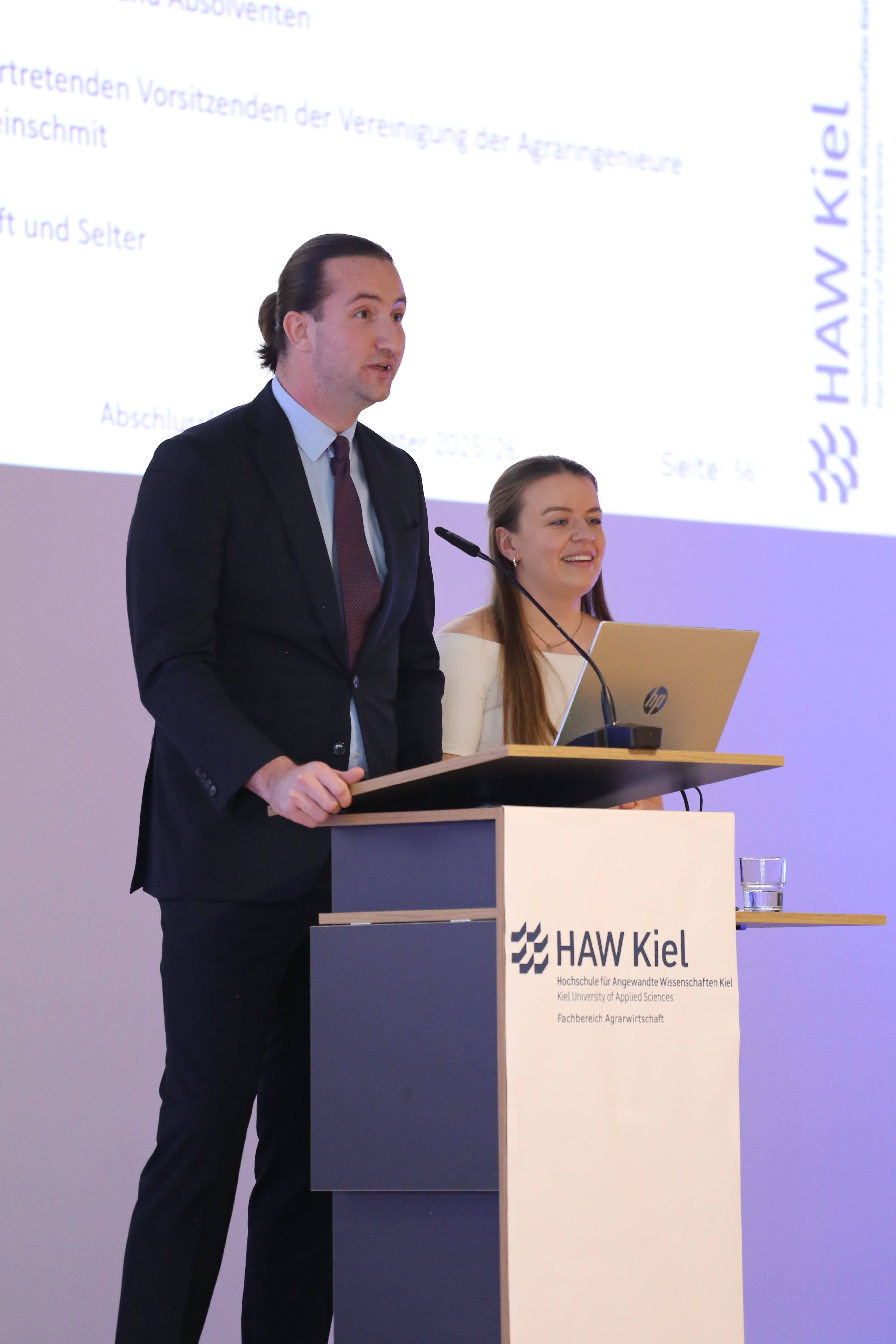 Zwei Menschen an einem Pult