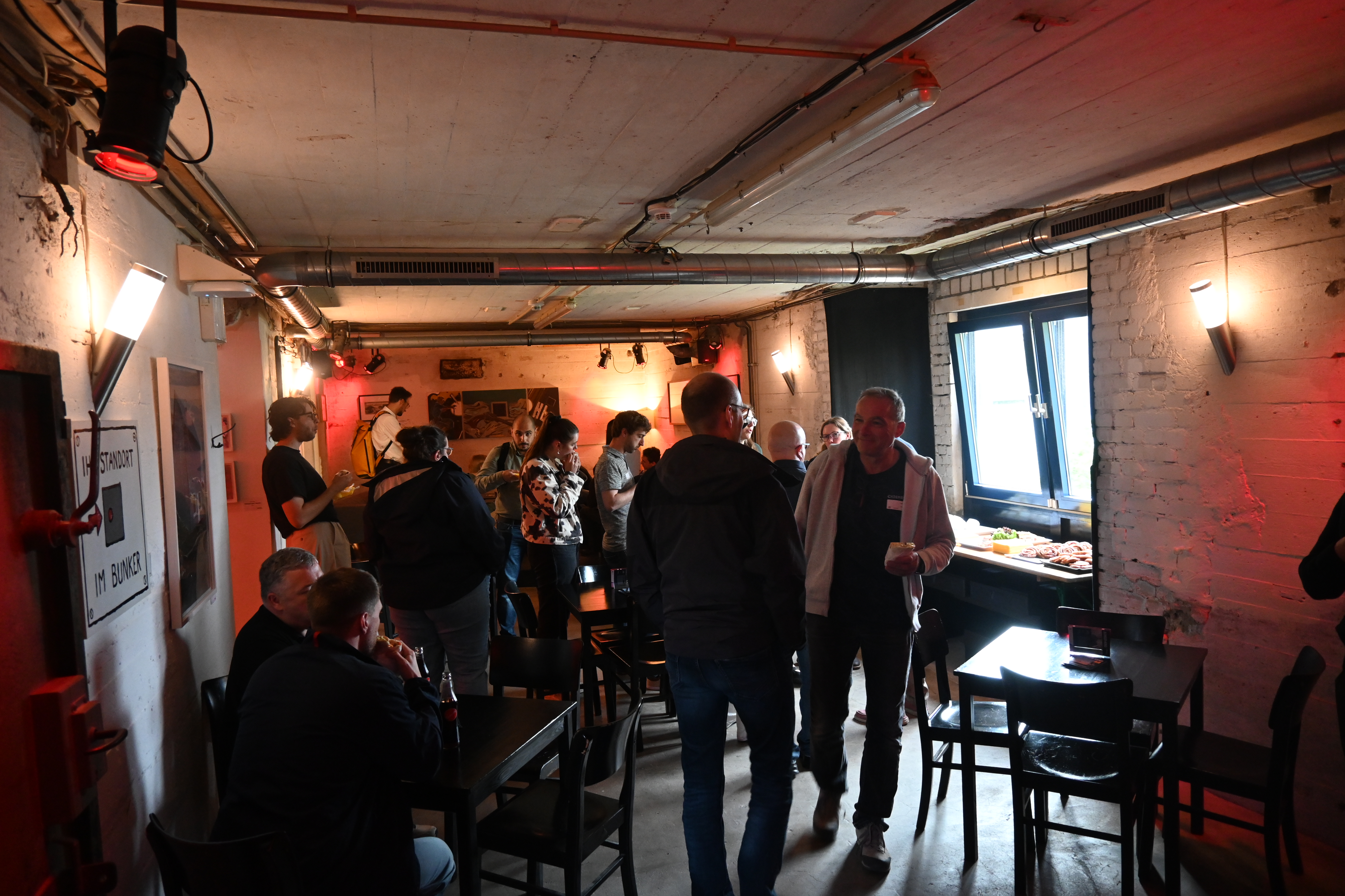 Blick in das Cafe des Buner-D, wo sich Teilnehmende des Offshore.Club Abends zum fachlichen Austausch versammelt haben