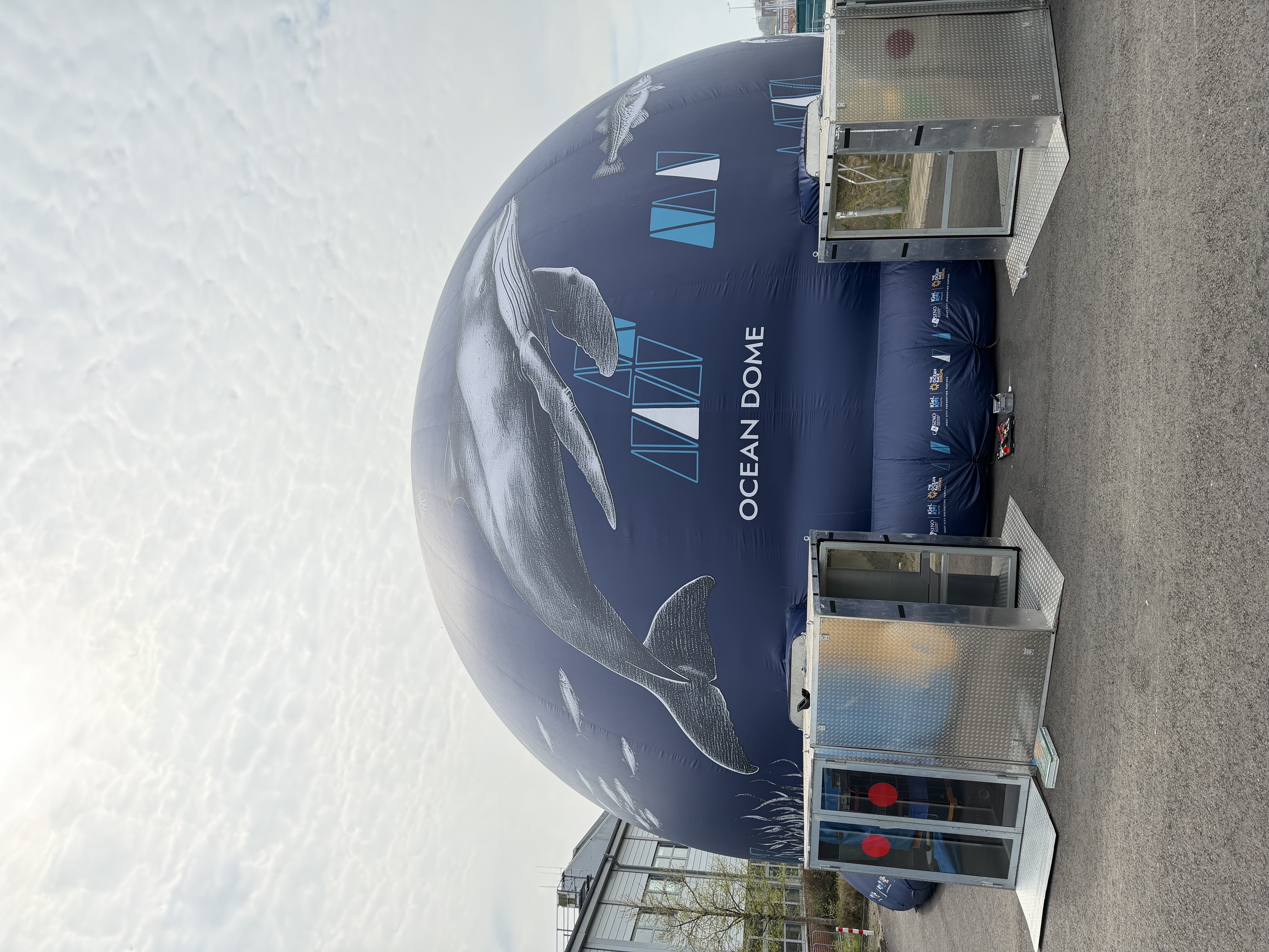 ein aufblasbarer Mediendom auf einem Parkplatz an der HAW Kiel