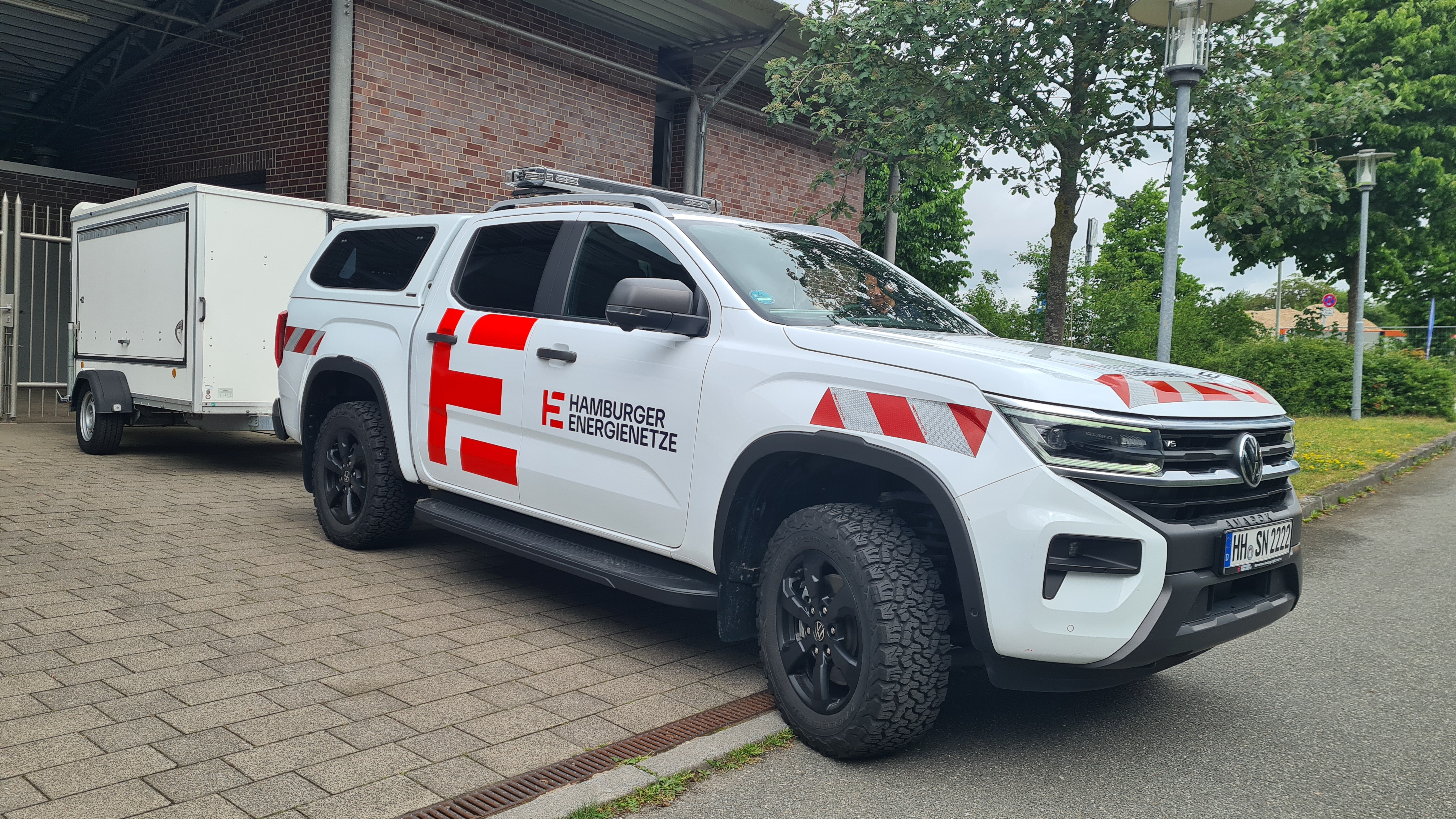 ein Pick-up der Hamburger Energienetze mit Anhänger