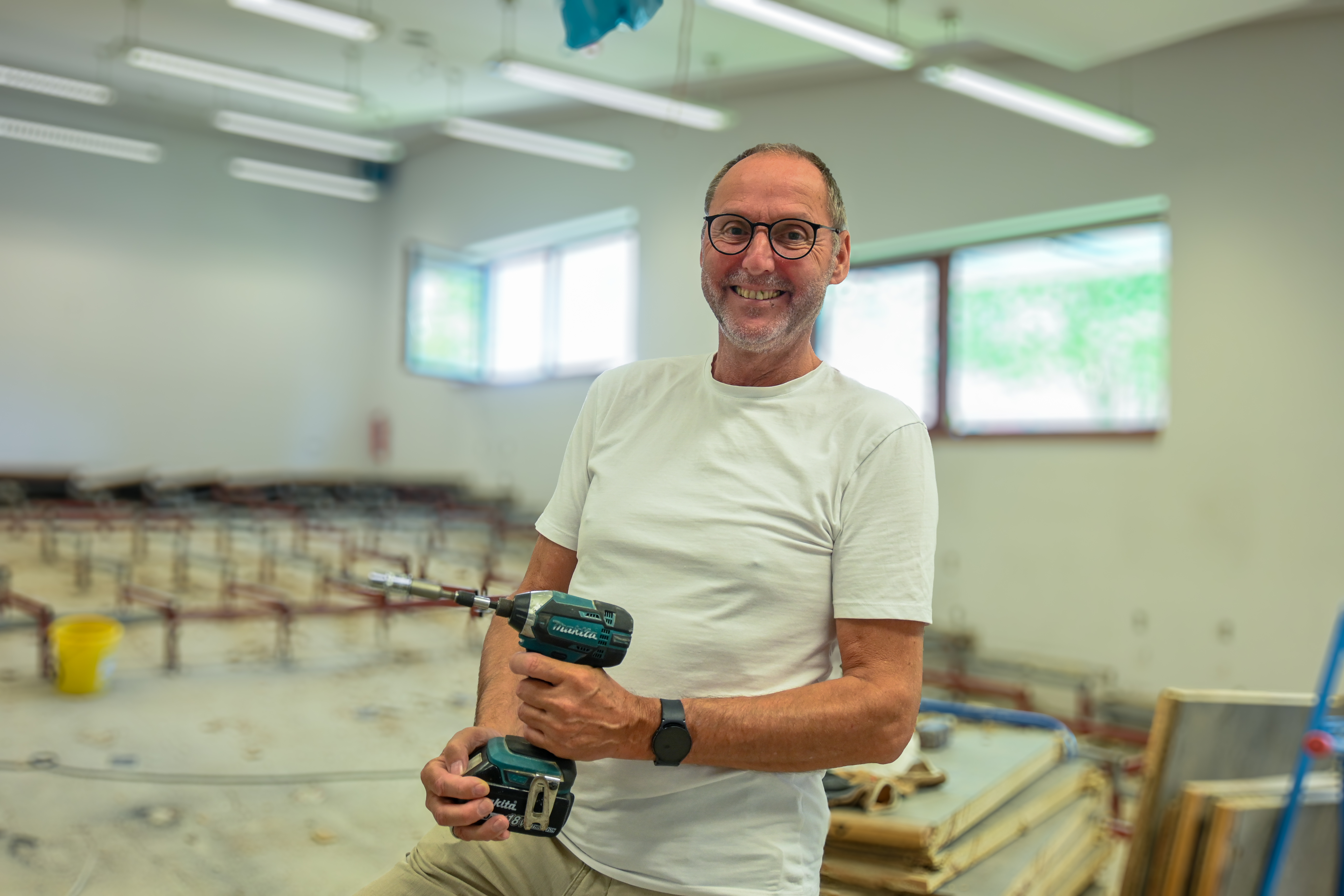 Uwe Bothe mit einem Akkuschrauber in der Hand.