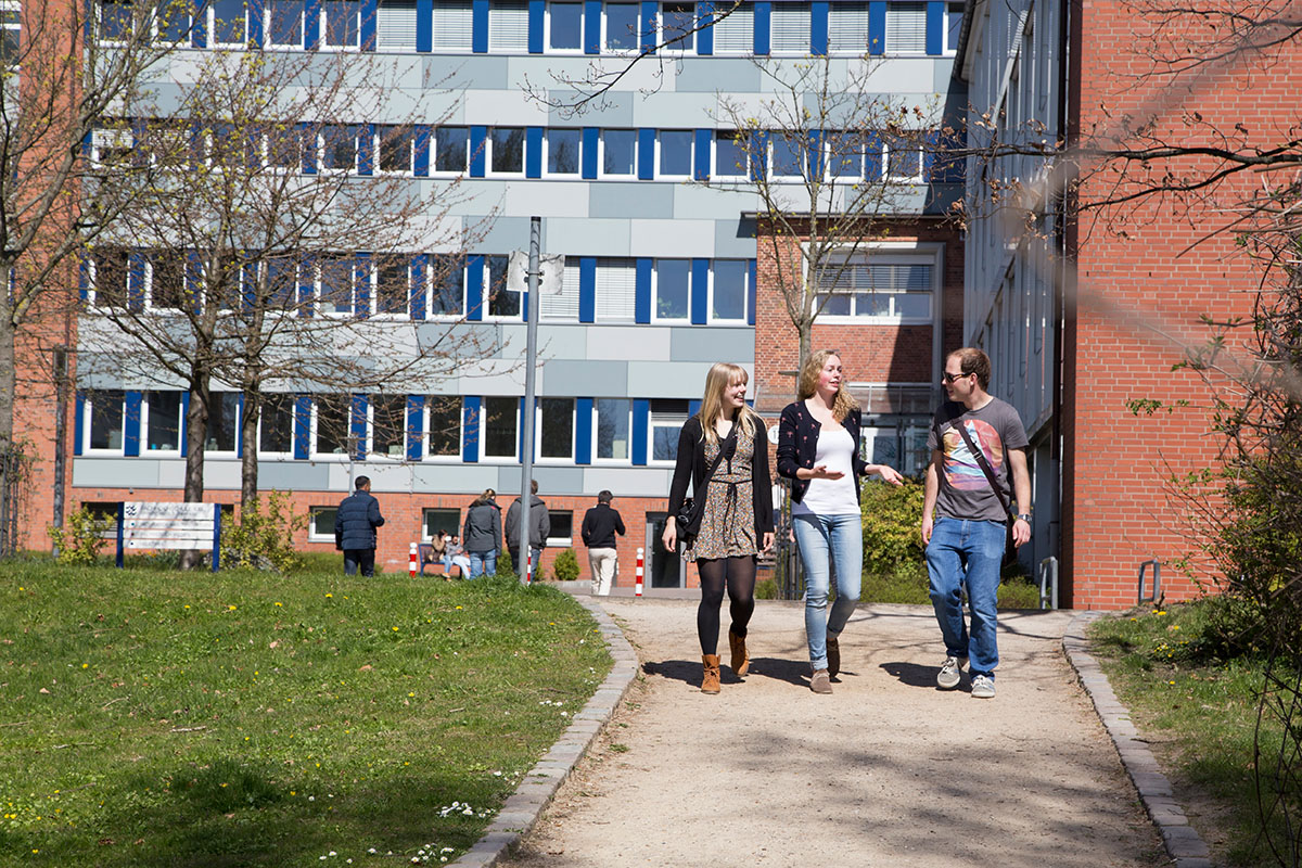 Studierende vor Gebäude C12