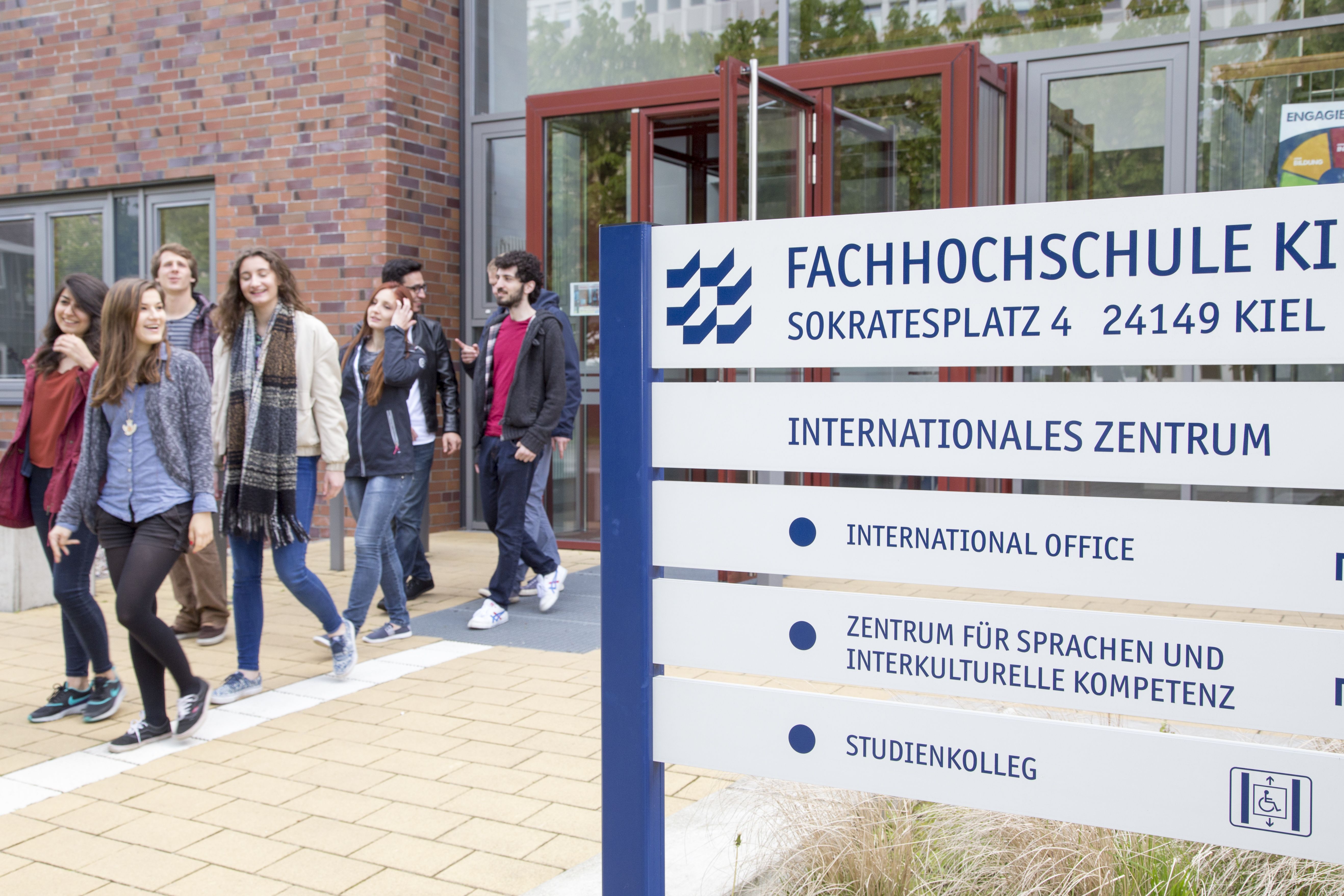 Studierende vor dem International Office der FH Kiel