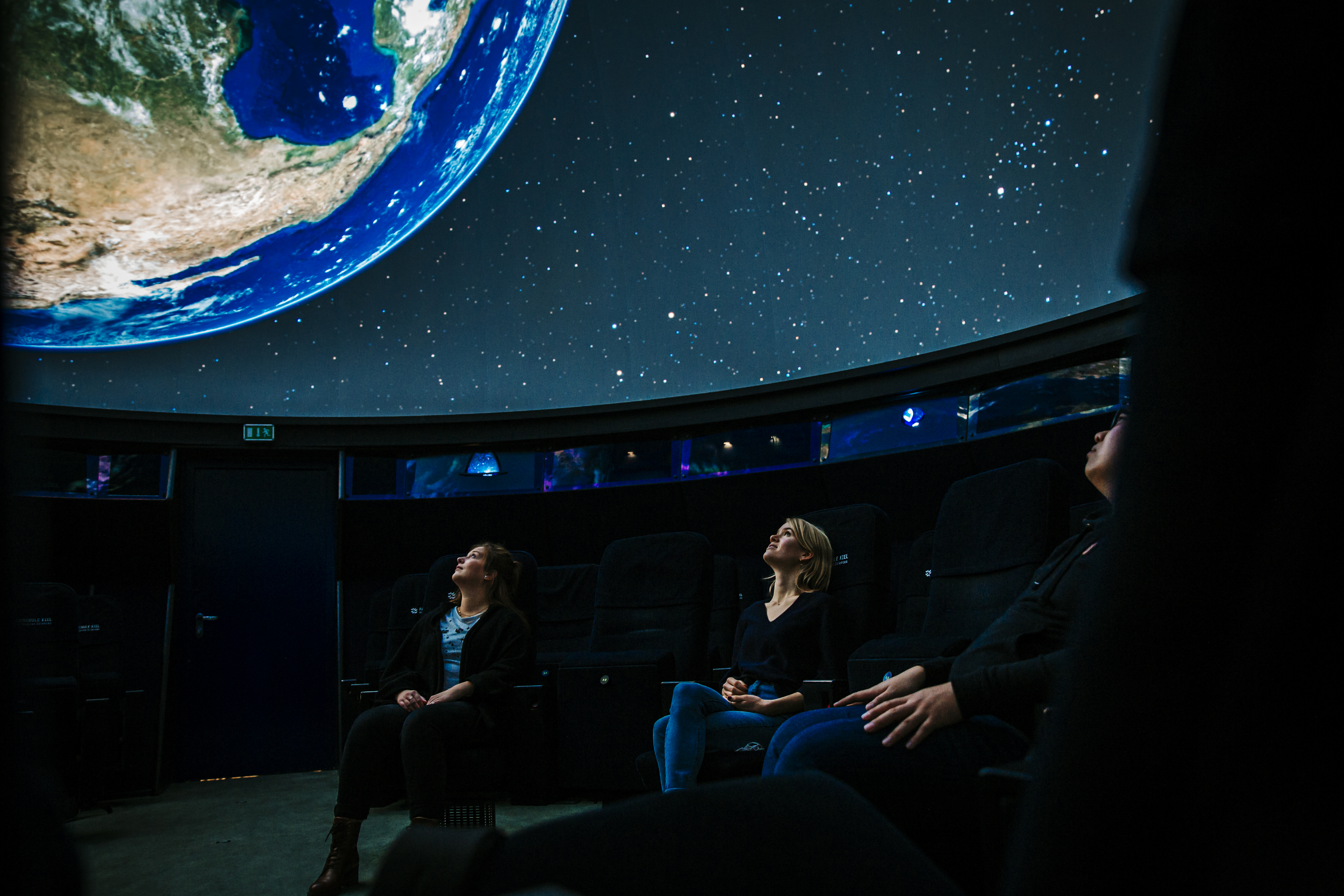 Studierende im Mediendom der FH Kiel