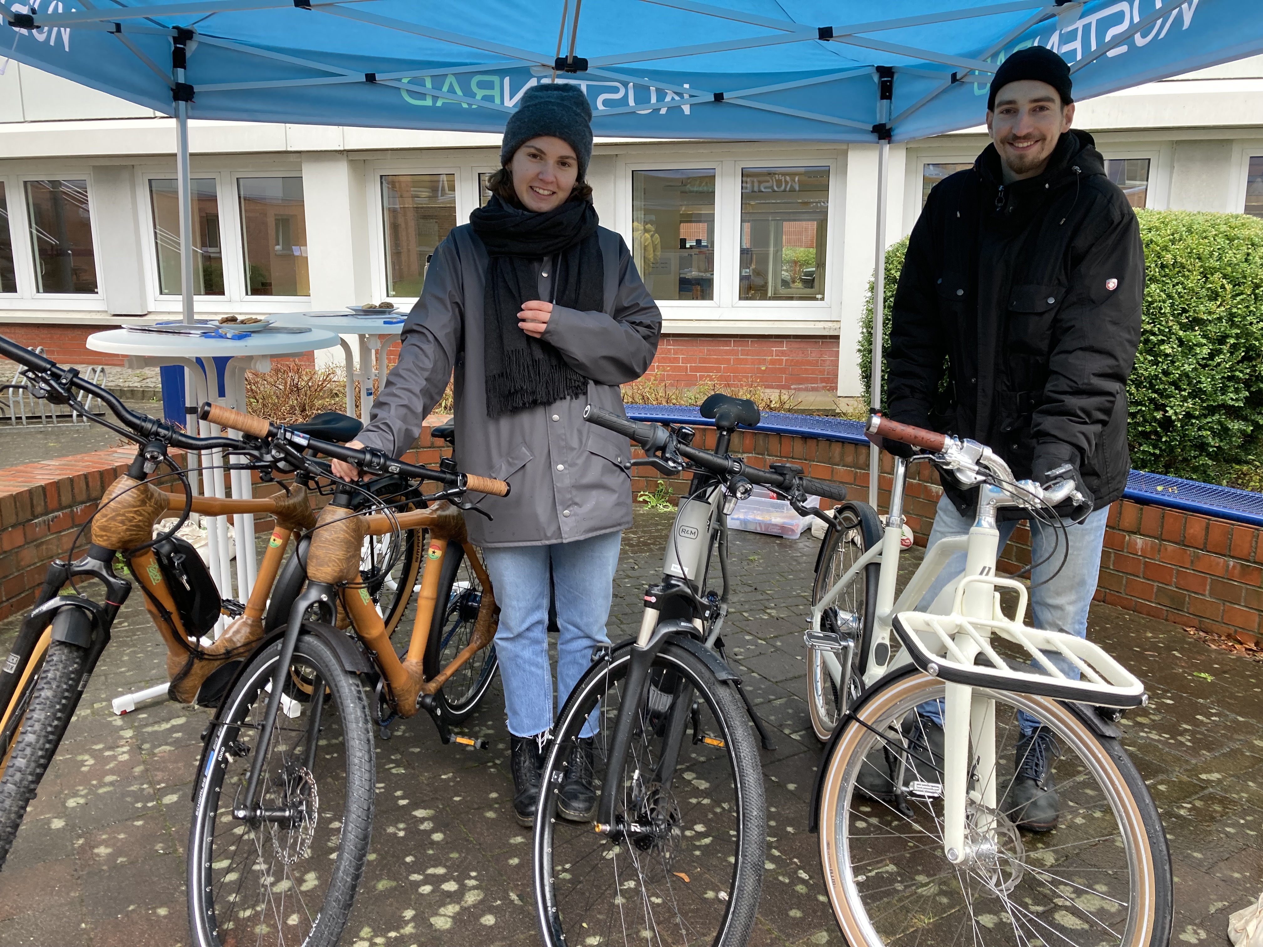 eine Frau und ein Mann an Fahrrädern