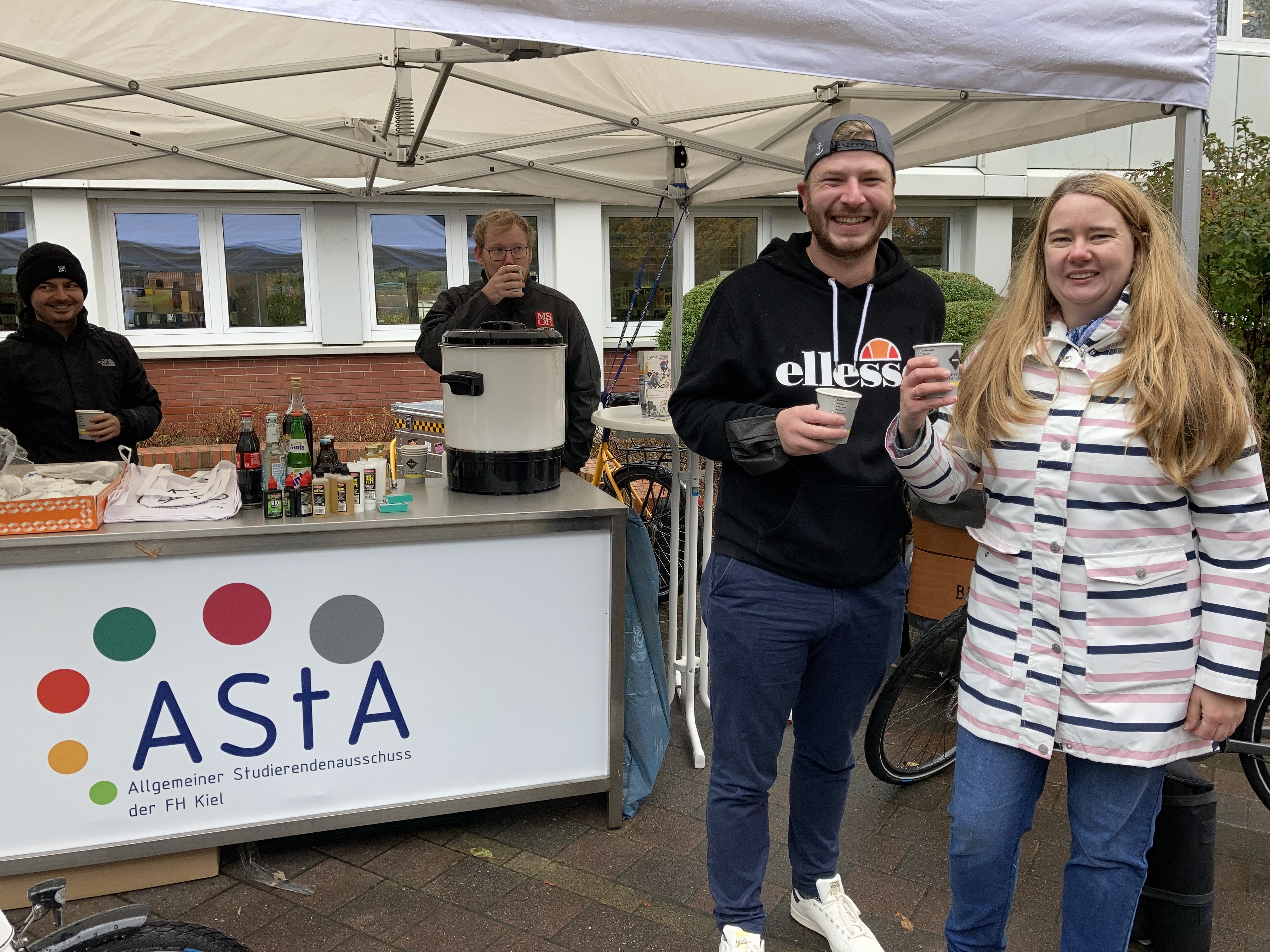 ein Mann und eine Frau mit einem Pappbecher in der Hand