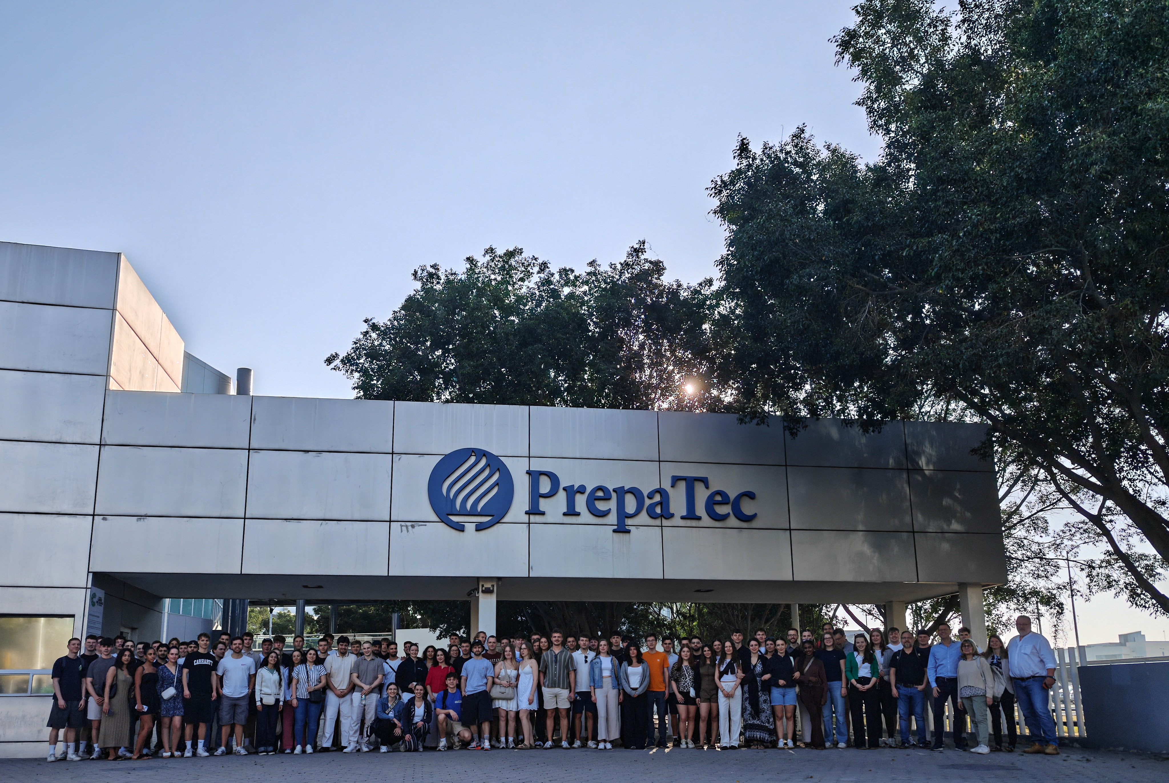 Studierende vor einem Gebäude in Mexiko