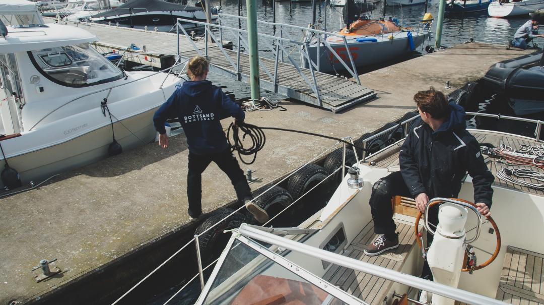 Im Team von Bottsand Bootsbau wird auf die Meinungen und Ideen jede*r*s Einzelnen gebaut. (Foto: Simon Deluigi/ Wedis Reincke)