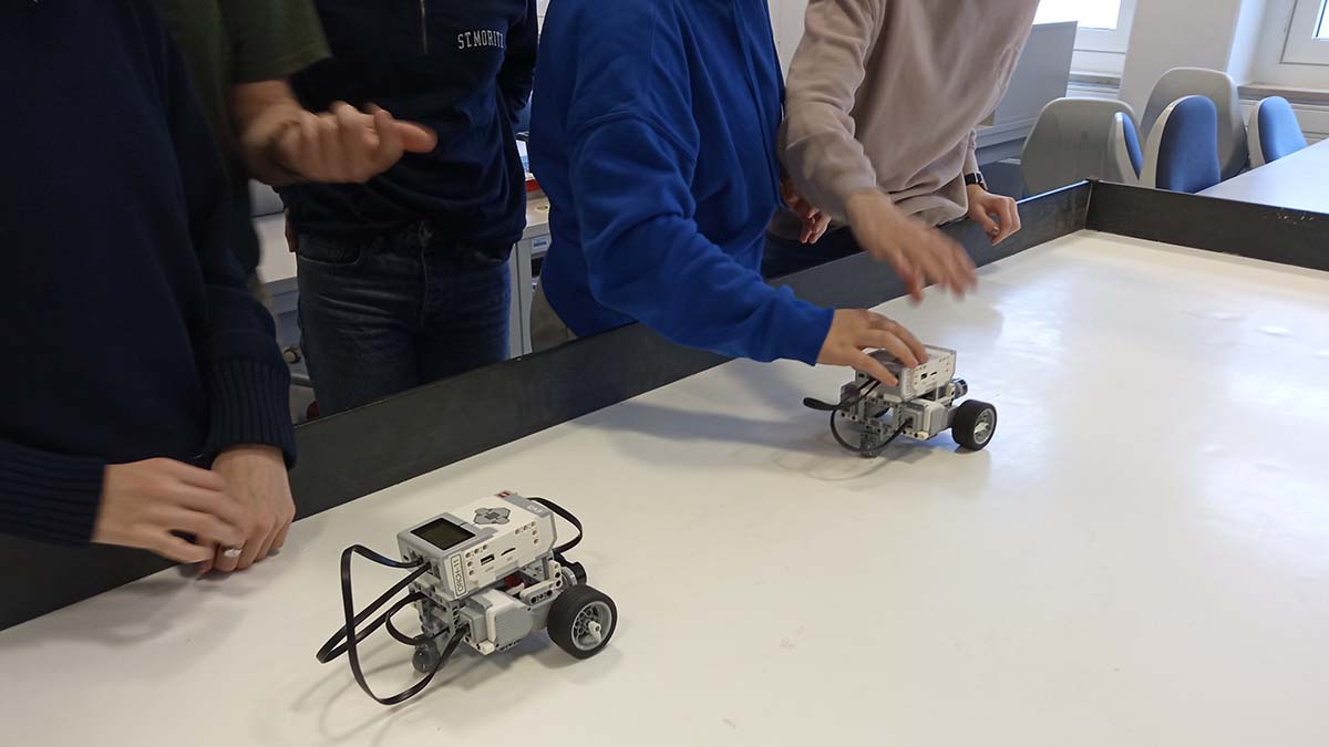 Mädchen und Roboter