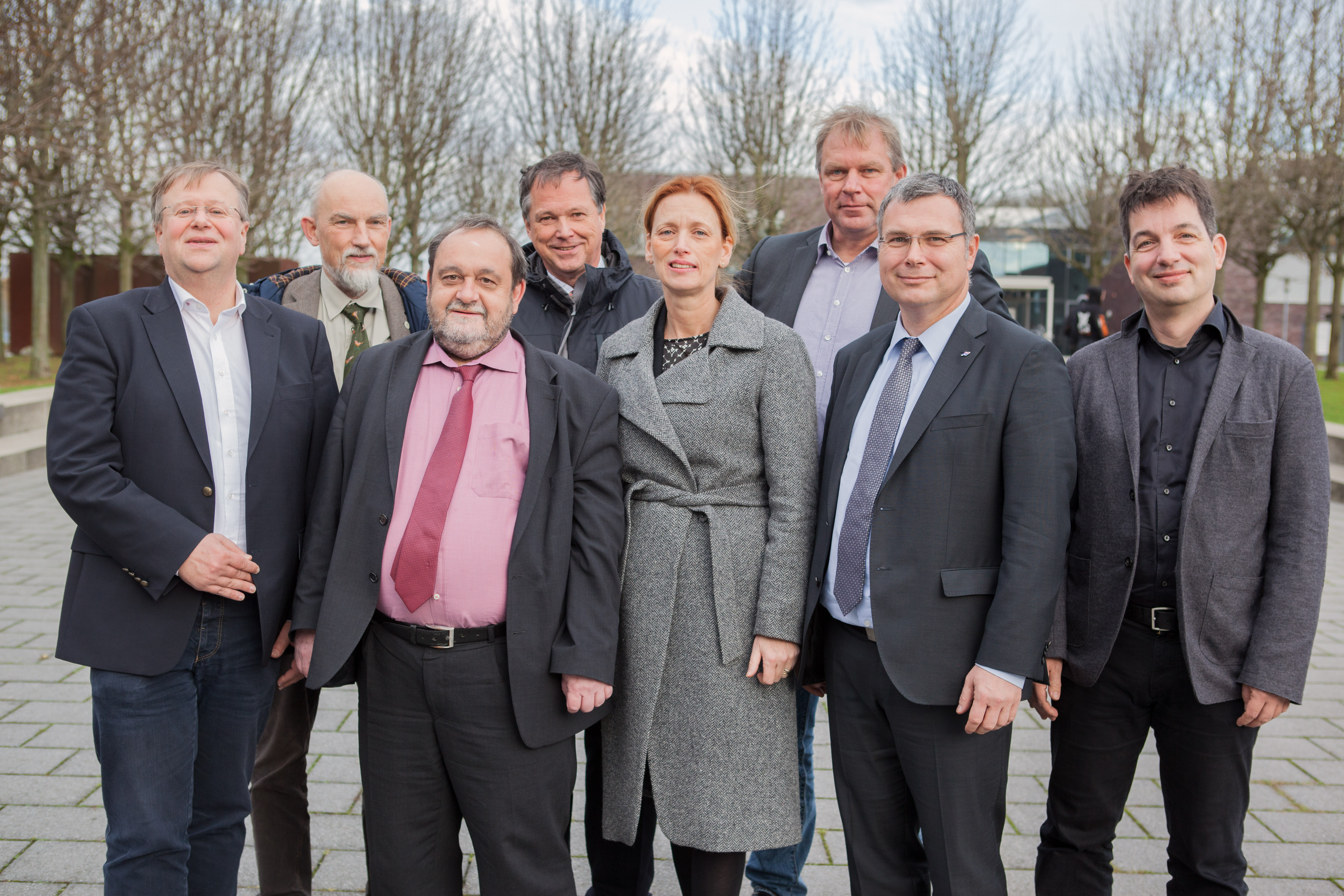 Die Gruppe der Gründer Die Gruppe der Gründer steht im Freien