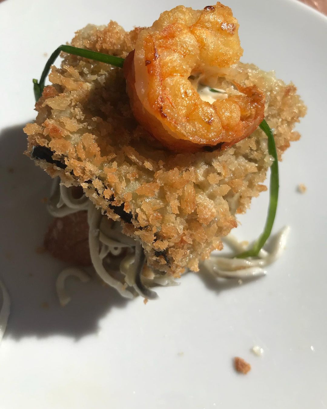 Pinchos, kleine Brote als Häppchen, hier mit Garnele