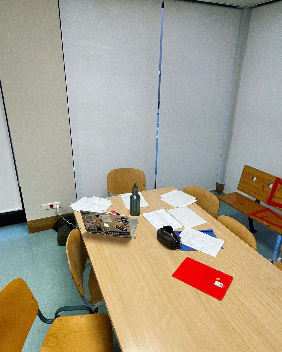 Gruppenraum in der Bilbiothek mit vielen Arbeitsmaterialien auf dem Tisch