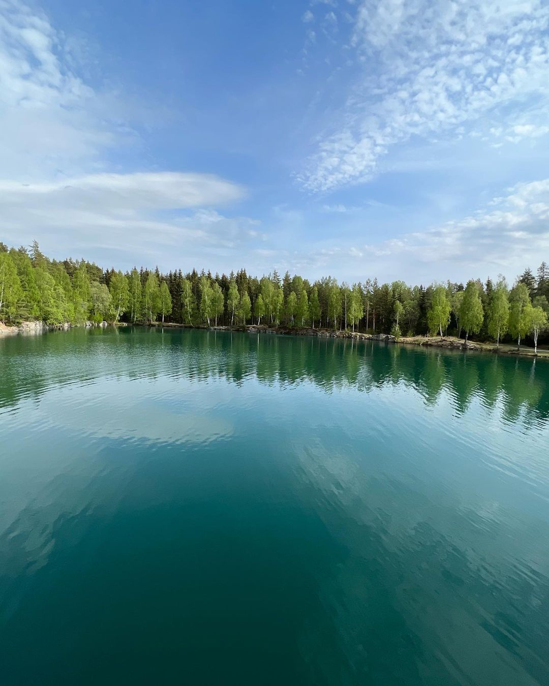 der Tortuna Lake mit klarem Wasser bei strahlend blauem Himmel