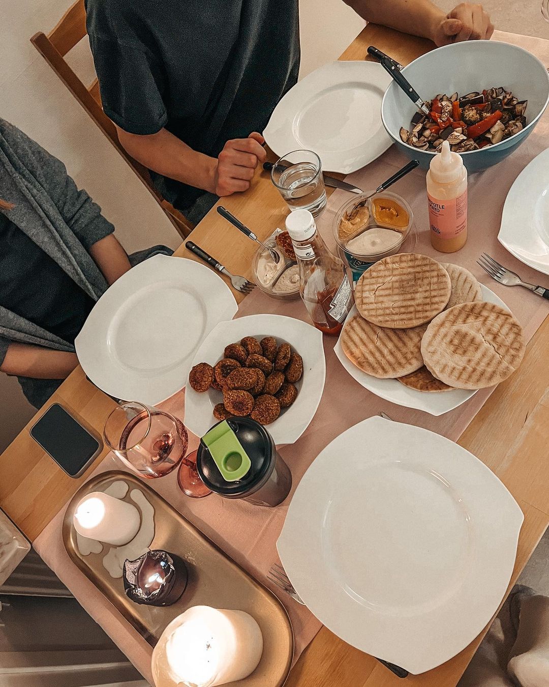 Gruppe bei gedecktem Tisch