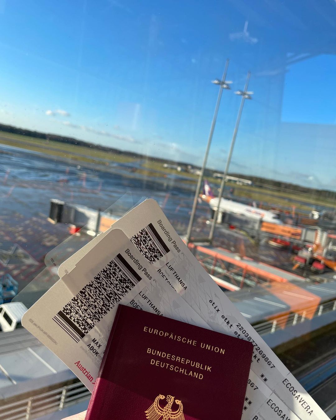 Foto am Flughafen mit Reisepässen und Flugzeugen im Hintergrund