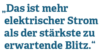 Die Grafik zeigt das Zitat "Das ist mehr elektrischer Strom als der stärkste zu erwartende Blitz".