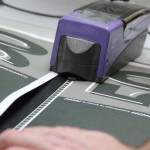 Ein Druck wird in der Mitte durchtrennt.