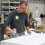 Ein Mann sprüht einen Druck ein.