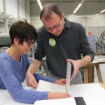 Ein Mann und eine Frau überprüfen einen Druck.