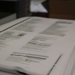 Ein Stapel fertiger Drucke.