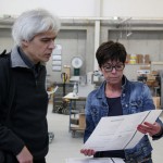 Ein Mann und eine Frau betrachten kritisch einen fertigen Druck.