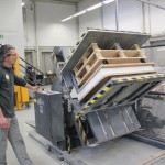 Ein Mann bedient die Druckerpresse.