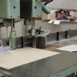 Eine Werkbank, an die eine Schnittmaschine angeschlossen ist.