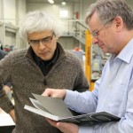 Zwei Männer halten das Buch stolz in ihren Händen.