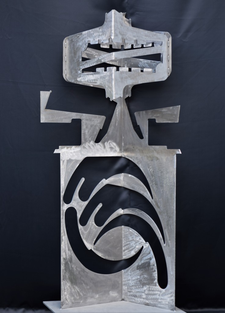 Eine Metallskulptur in Form eines magischen Altars.