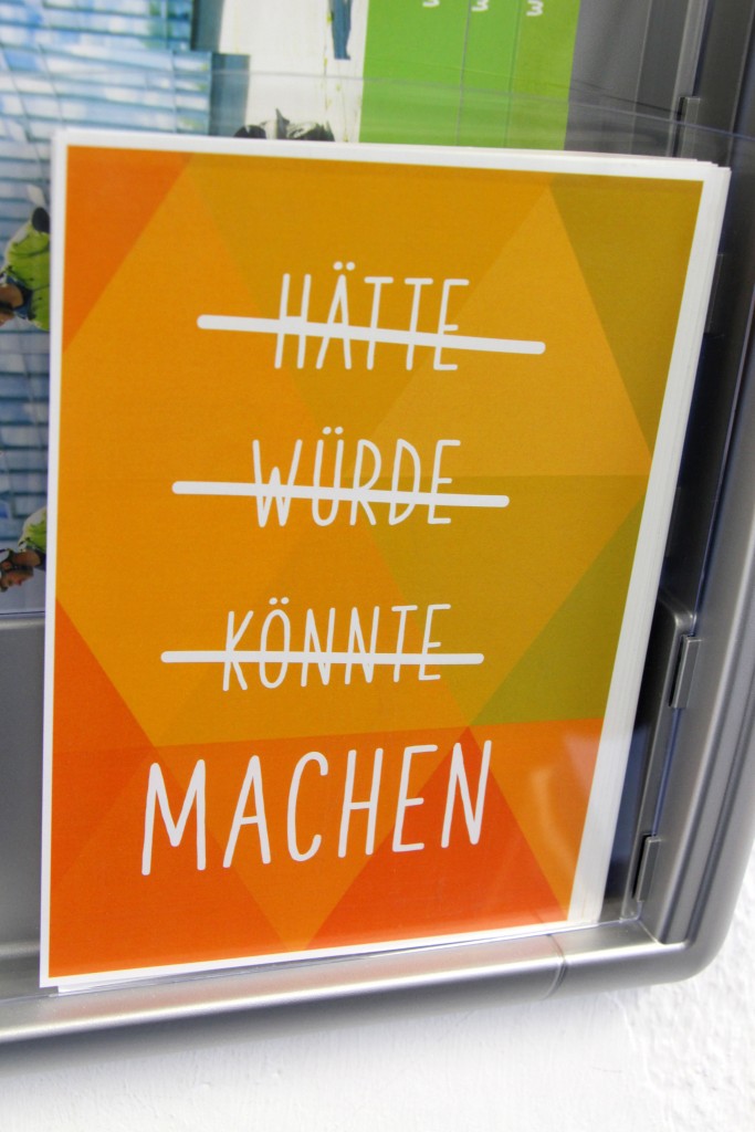 Ein in Gelb und Orange gehaltenes Plakat.