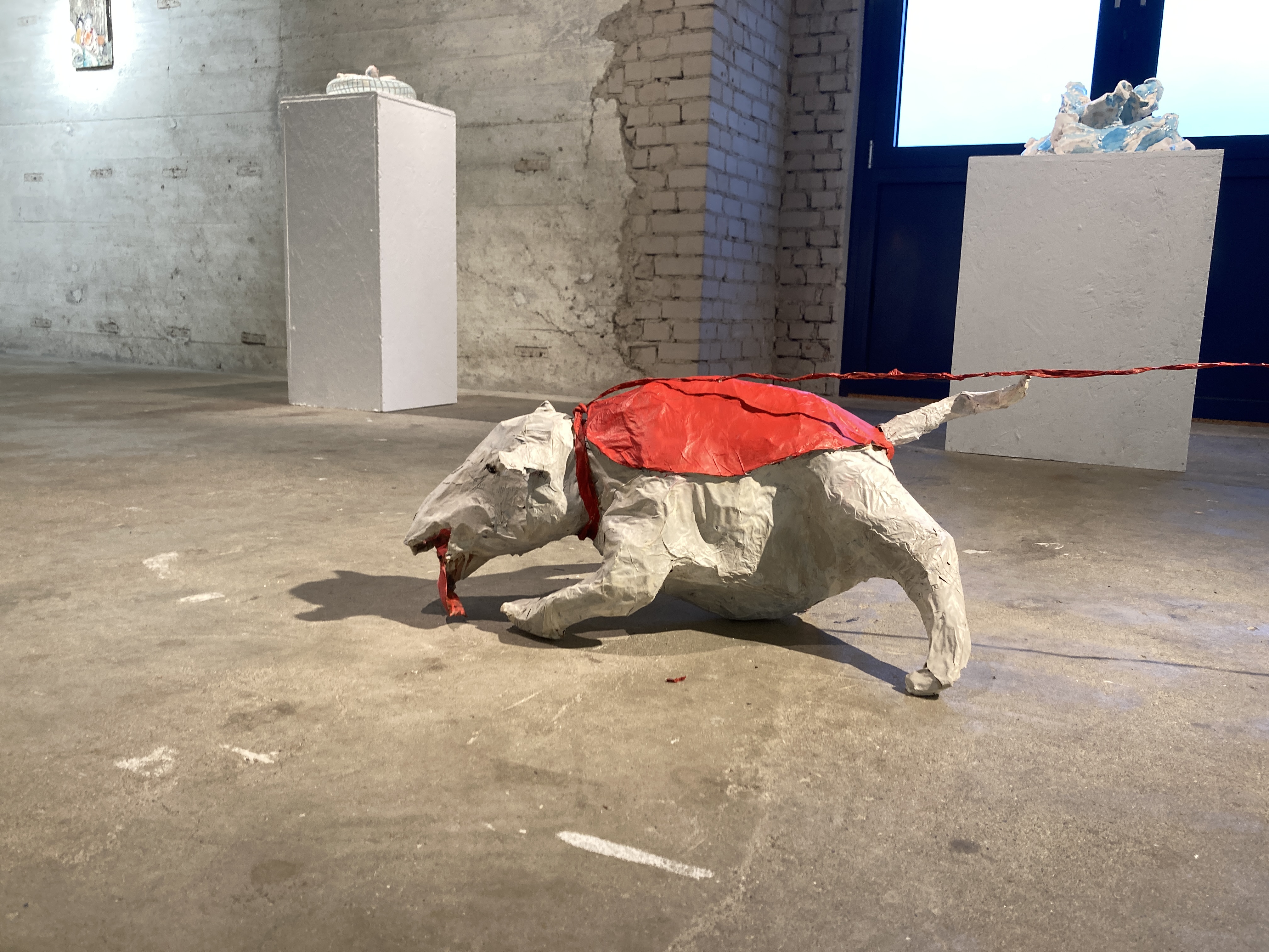 Papierskulptur von Britta Hansen im Bunker-D, Hund der an Leine zieht