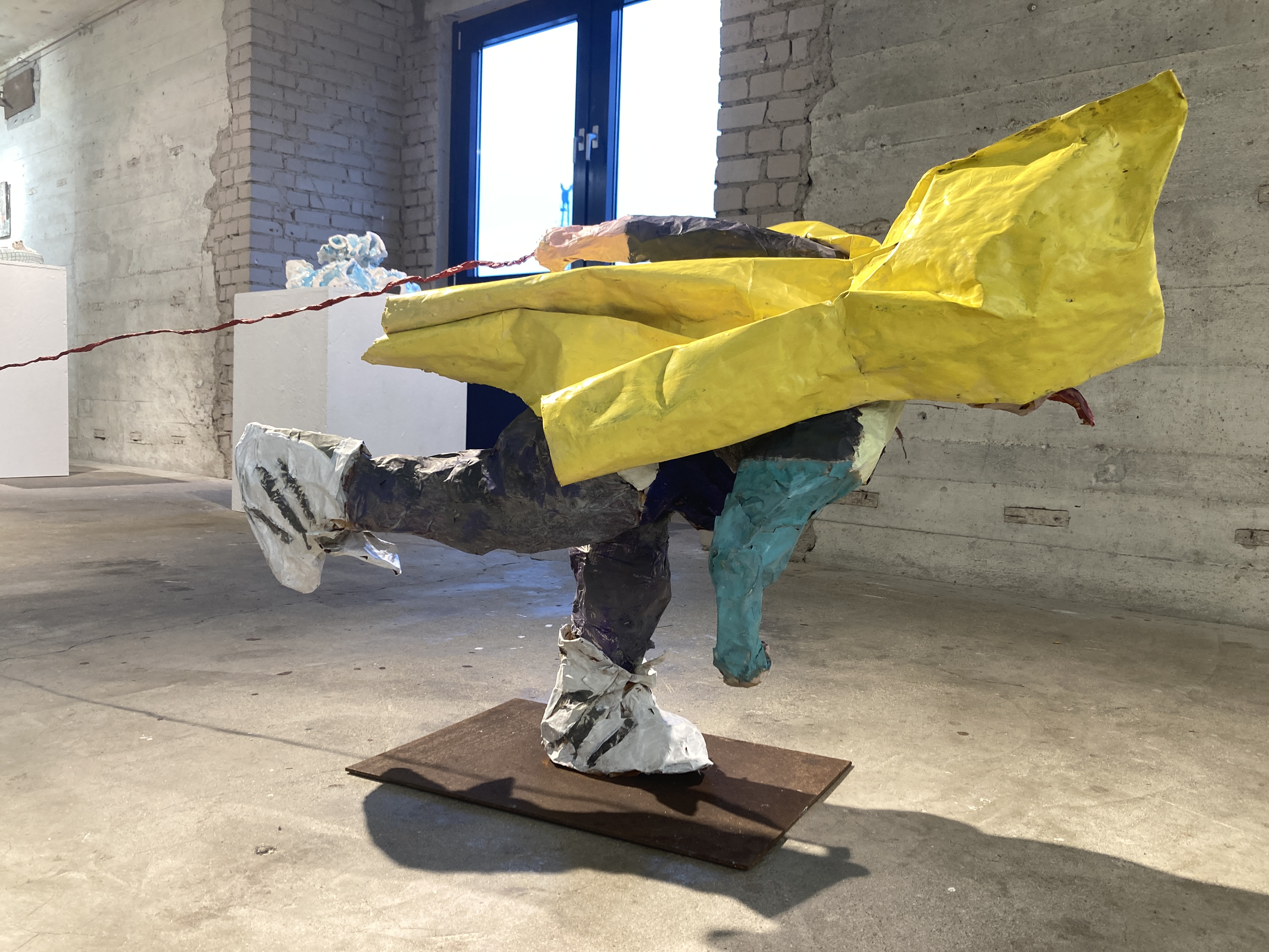 Papierskulptur von Britta Hansen im Bunker-D, Mann im Regenmantel