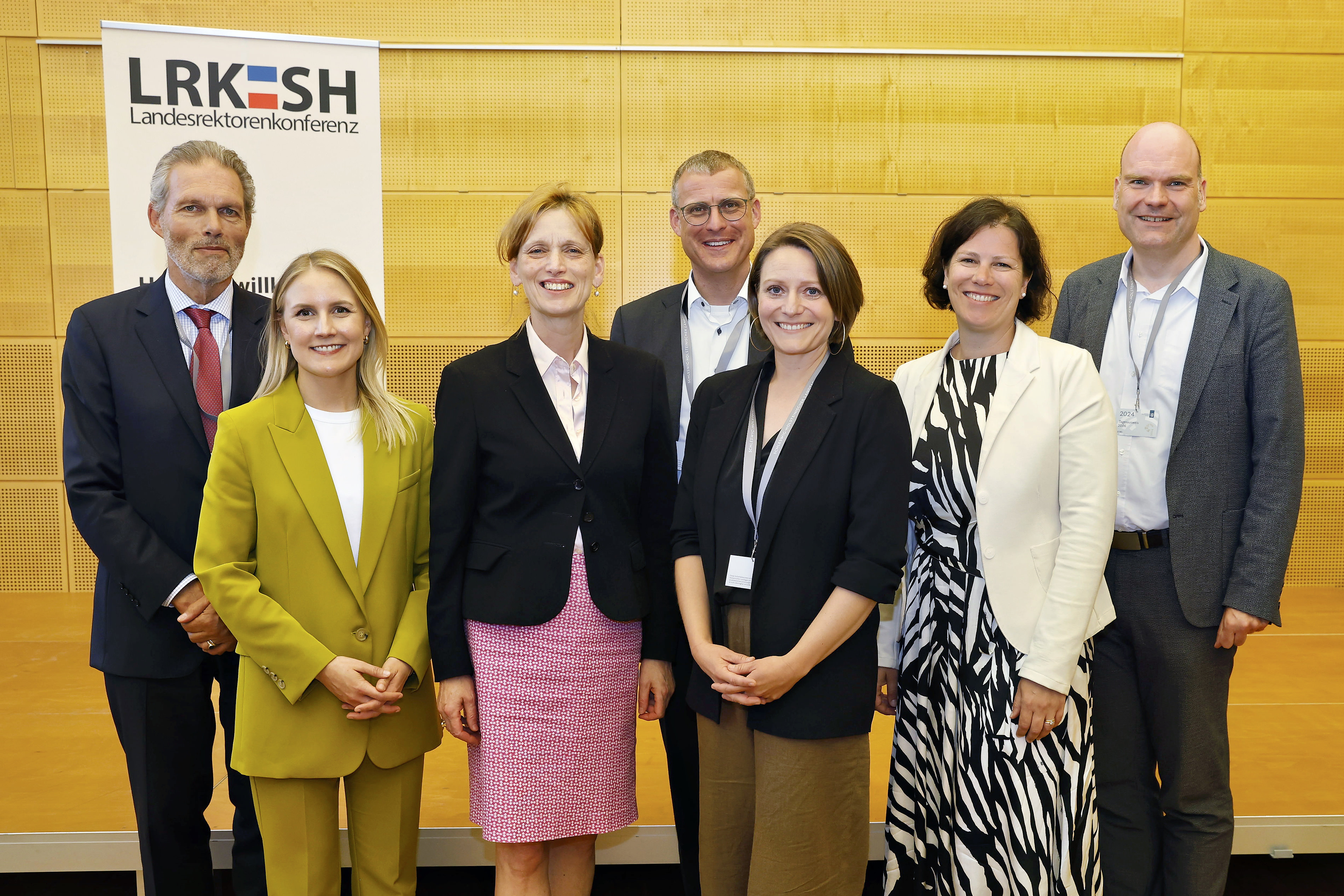 _PS_4911.CR3 (v.l.n.r. Thomas May (Generalsekretär Wissenschaftsrat), Julia Carstens (Staatssekretärin Wirtschaftsministerium) Karin Prien (Wissenschafts- und Forschungsministerin) Prof. Dr. Björn Christensen (Vorsitzender LRK), Sandra Magens (Sprecherin der Kanzler*innen), Kristina Herbst (Landtags-präsidentin) und Jan-Martin Wiarda (Wissenschaftsjournalist und Moderator),