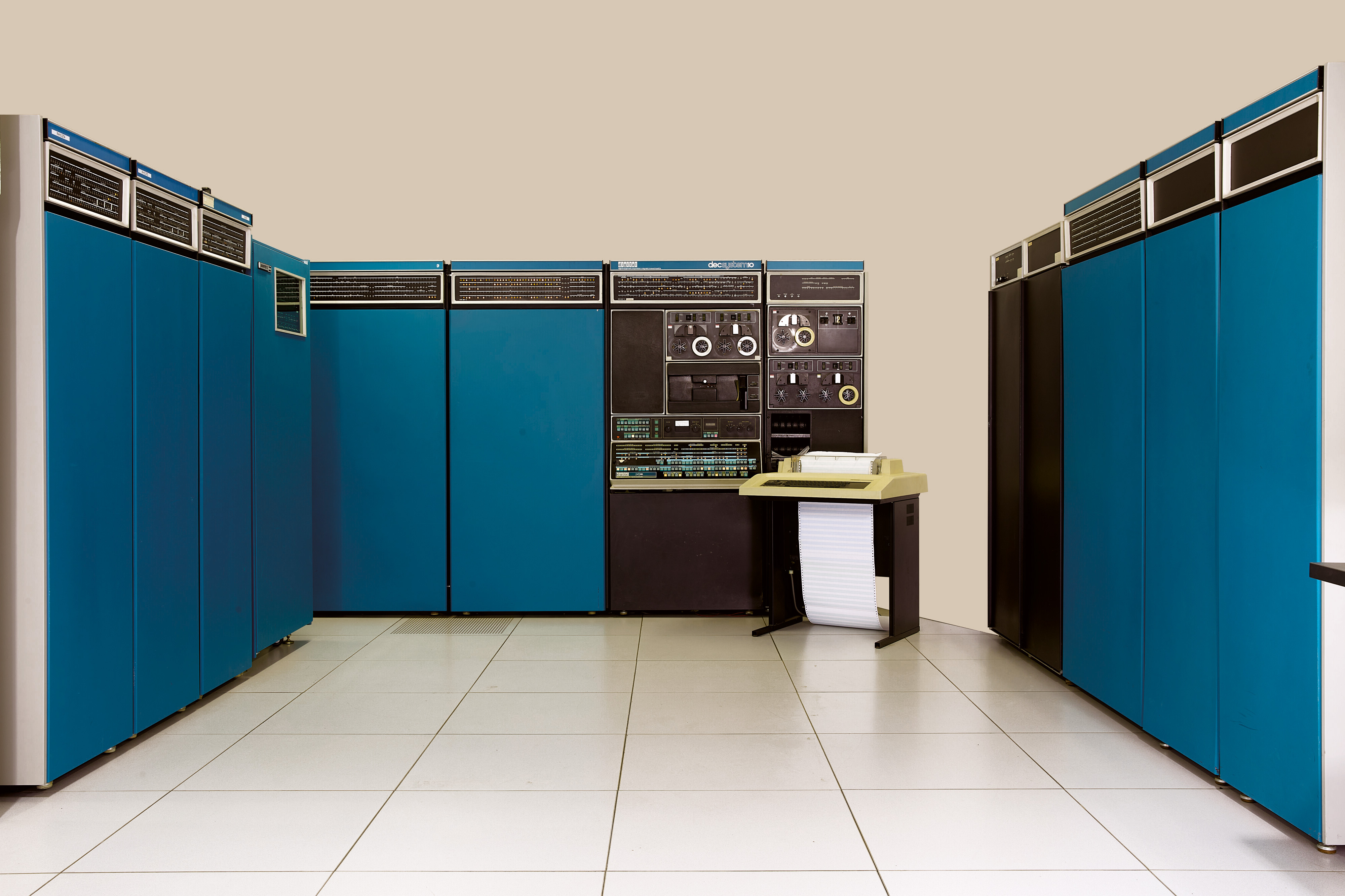 Das Bild zeigt einen blauben Großrechner der Uni Kiel. Er umfasst mehrere Schränke