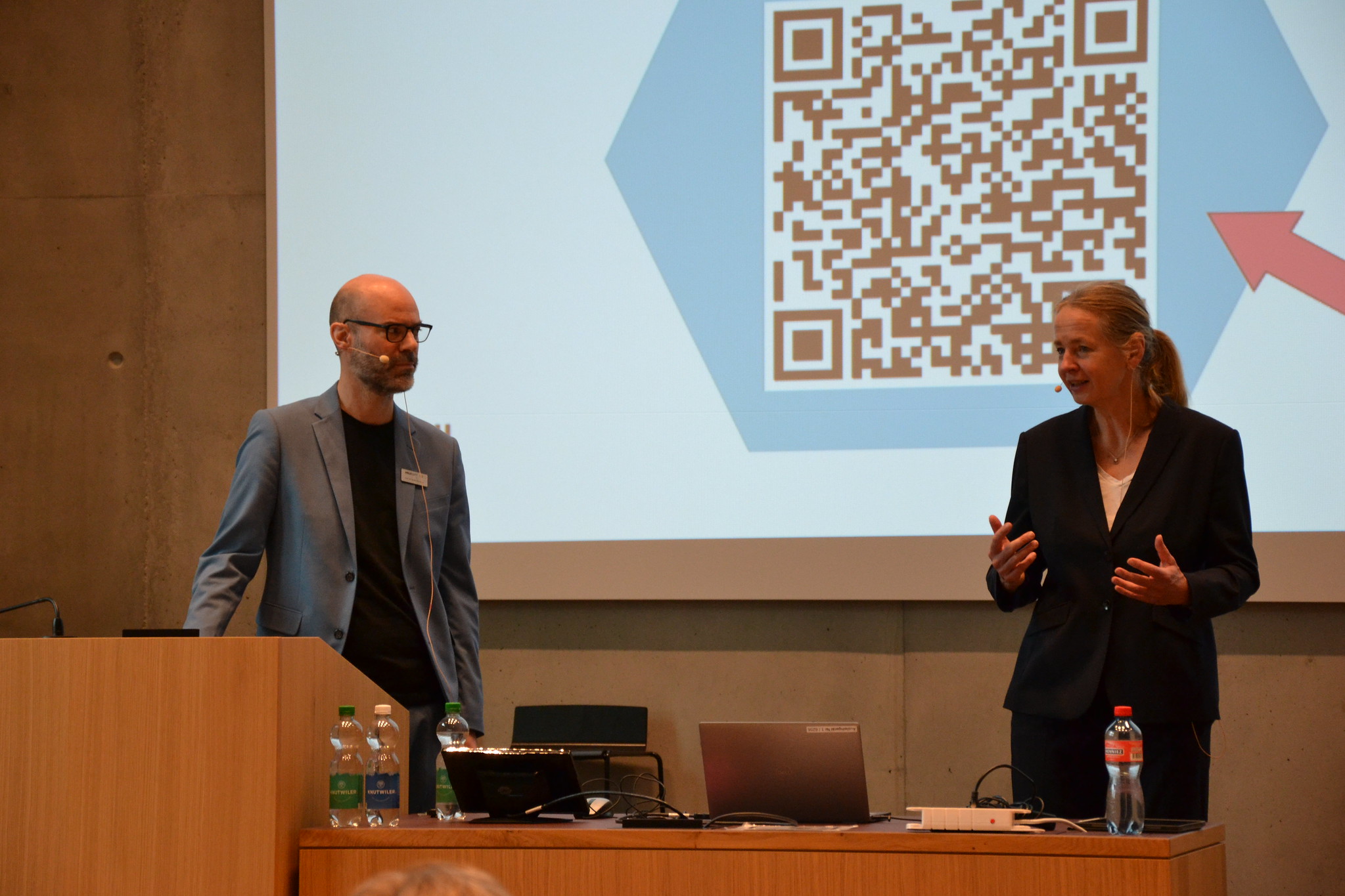 Ein Mann und eine Frau stehen auf einer Bühne.