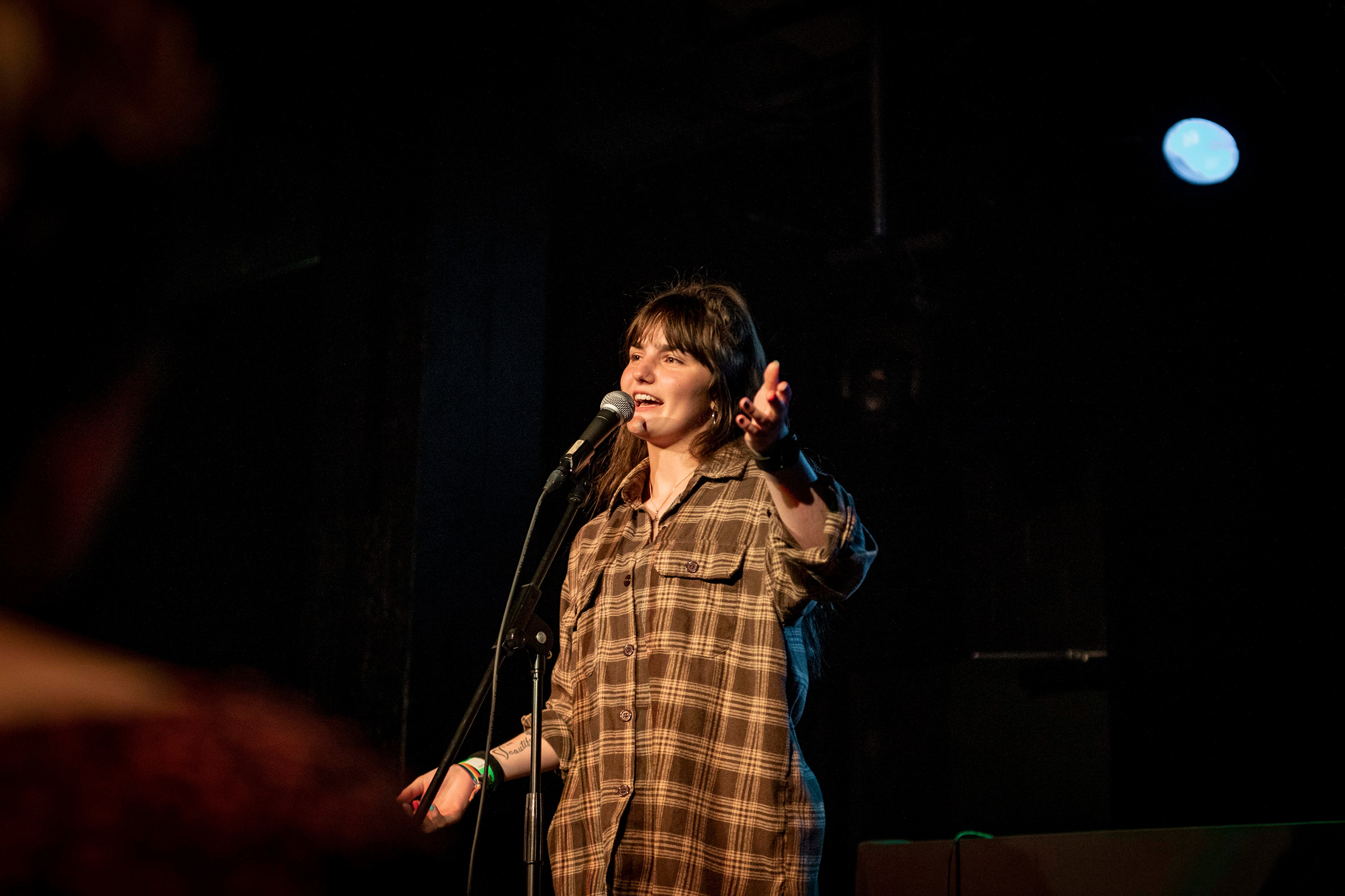 Eine Frau steht auf einer Bühne.