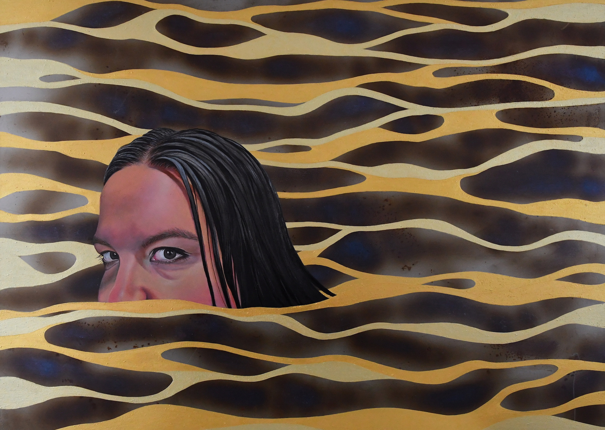 Eine junge Frau schaut nur bis zur Nasenspitze aus Wellen, die nicht blau sind