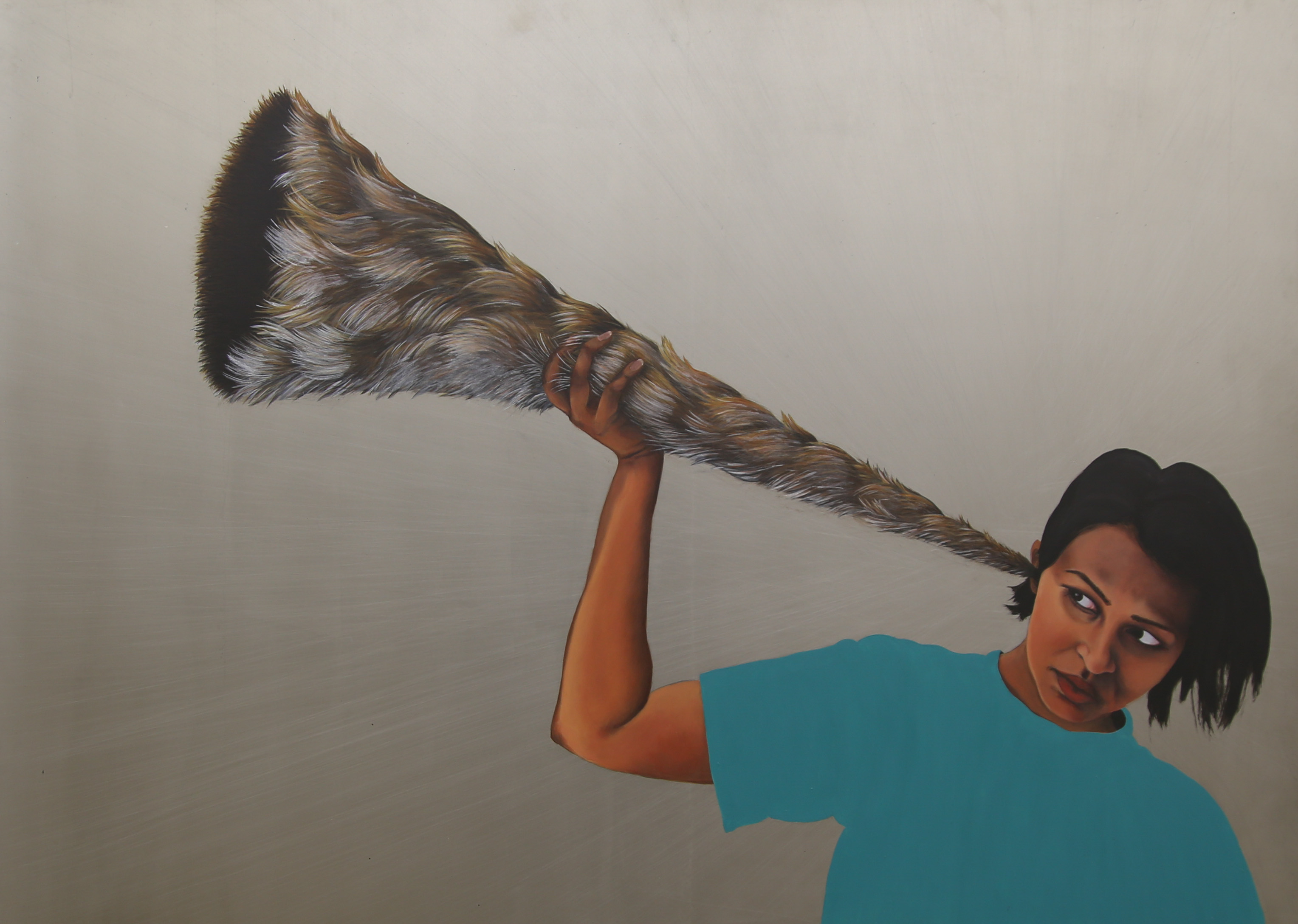 The Listerner von Elvira Bäfverfeldt zeigt eine Frau mit einem großen Trichter, der mit Fell bezogen ist