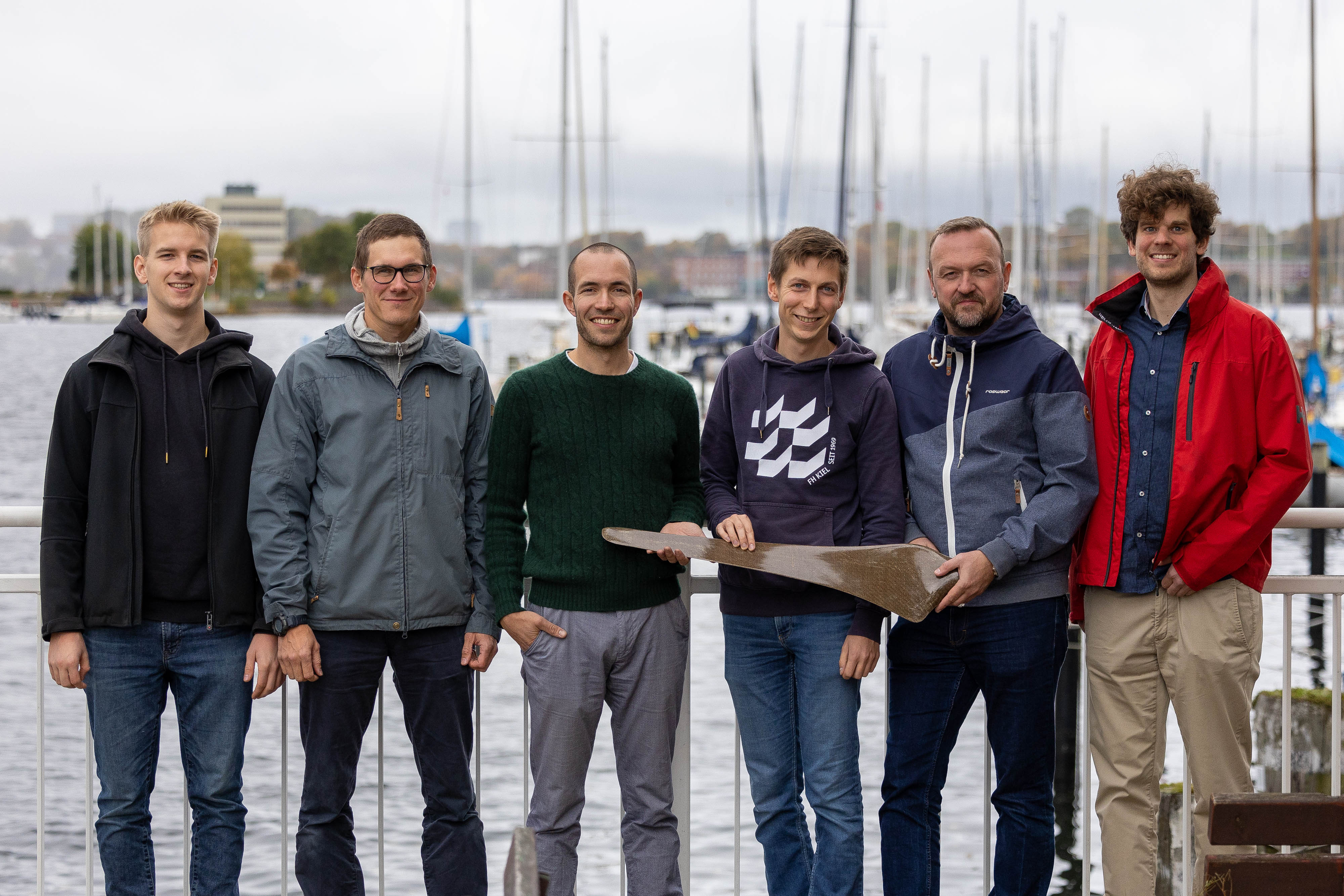 Arbeiten an einem Rotorblatt aus Naturfasern für Kleinwindanlagen: Michel Looft, Berechnungsingenieur Philipp Knüppel, Geschäftsführer von Nuebold Yachtbau Jaron Nübold, Henning Manske, Prof. Dr.-Ing. Sten Böhme und Peter Schönhardt (von links).