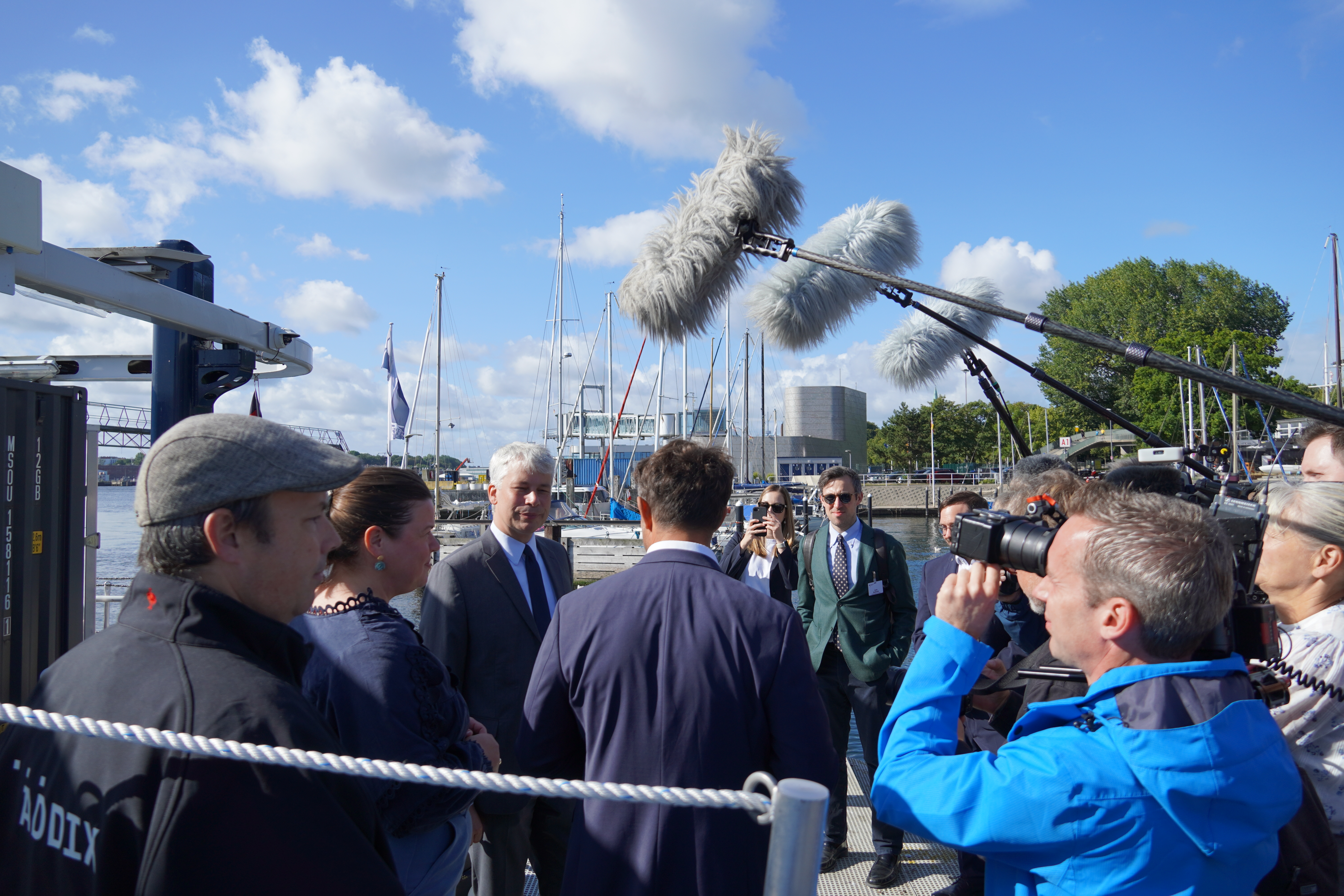 Reporter mit Mikros