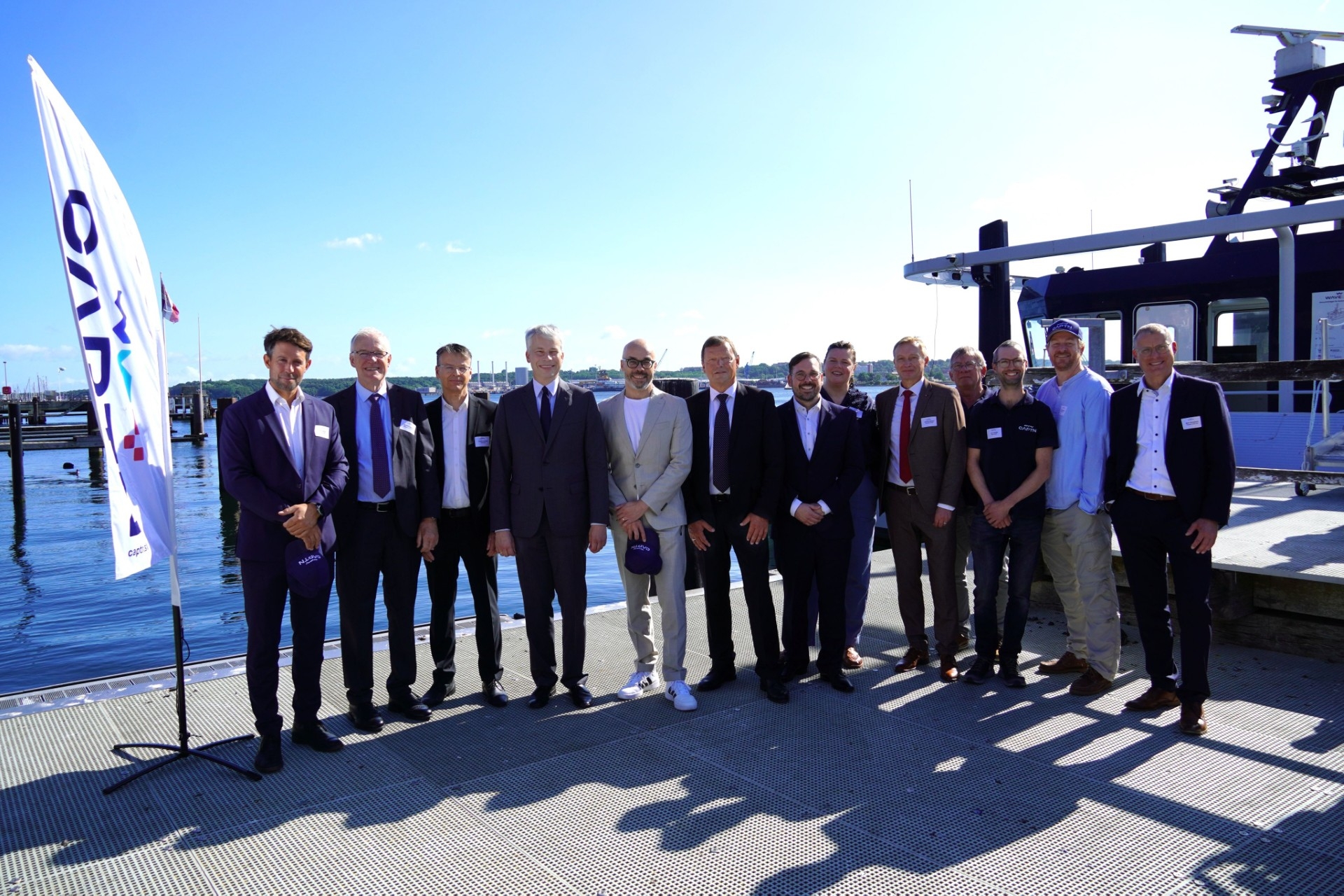 Mehrere Personen vor der Kieler Förde